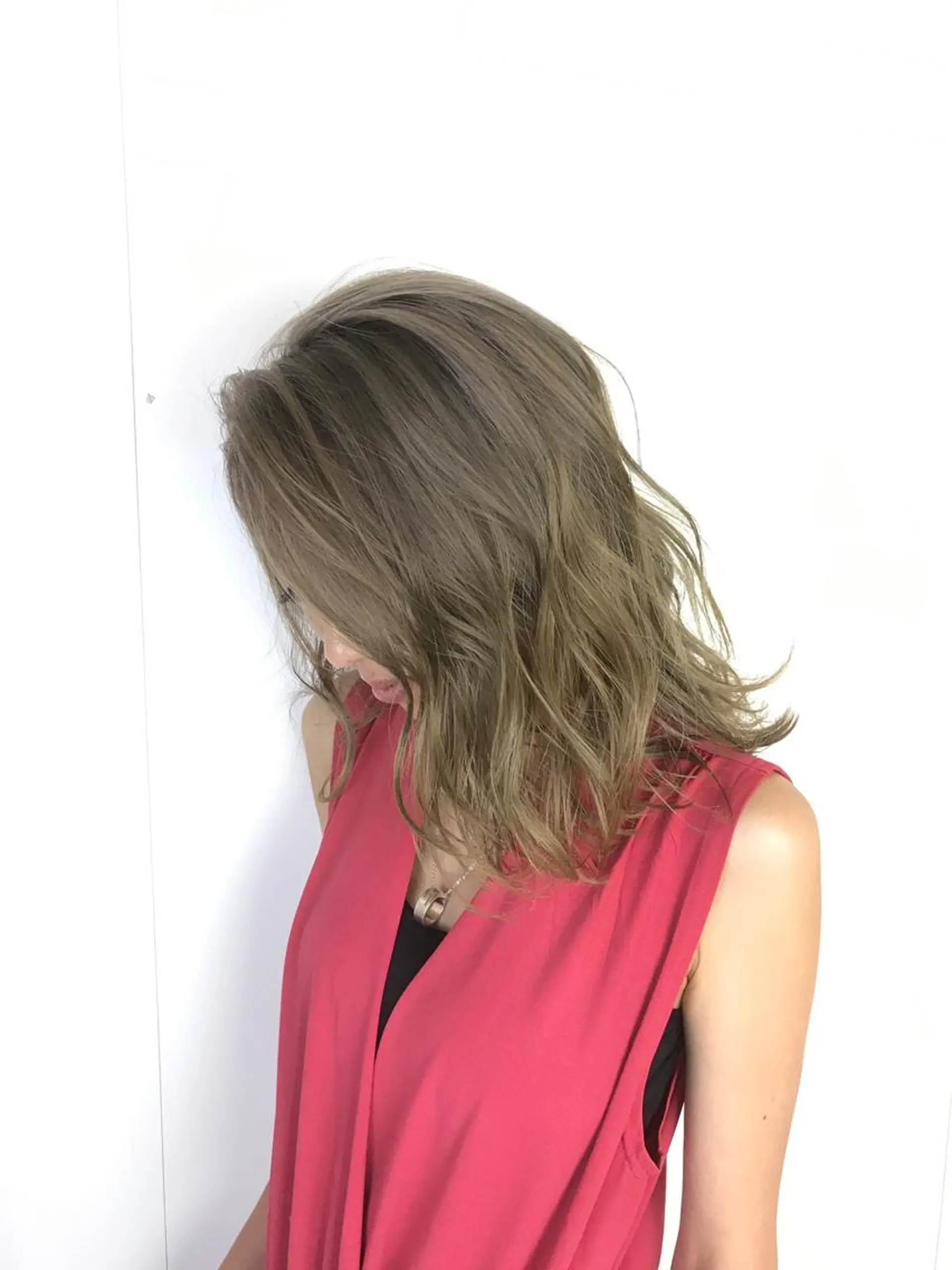 ミディアム アッシュ ヘアカラー ブリーチカラー☆ 再生トリートメントのヘアスタイル