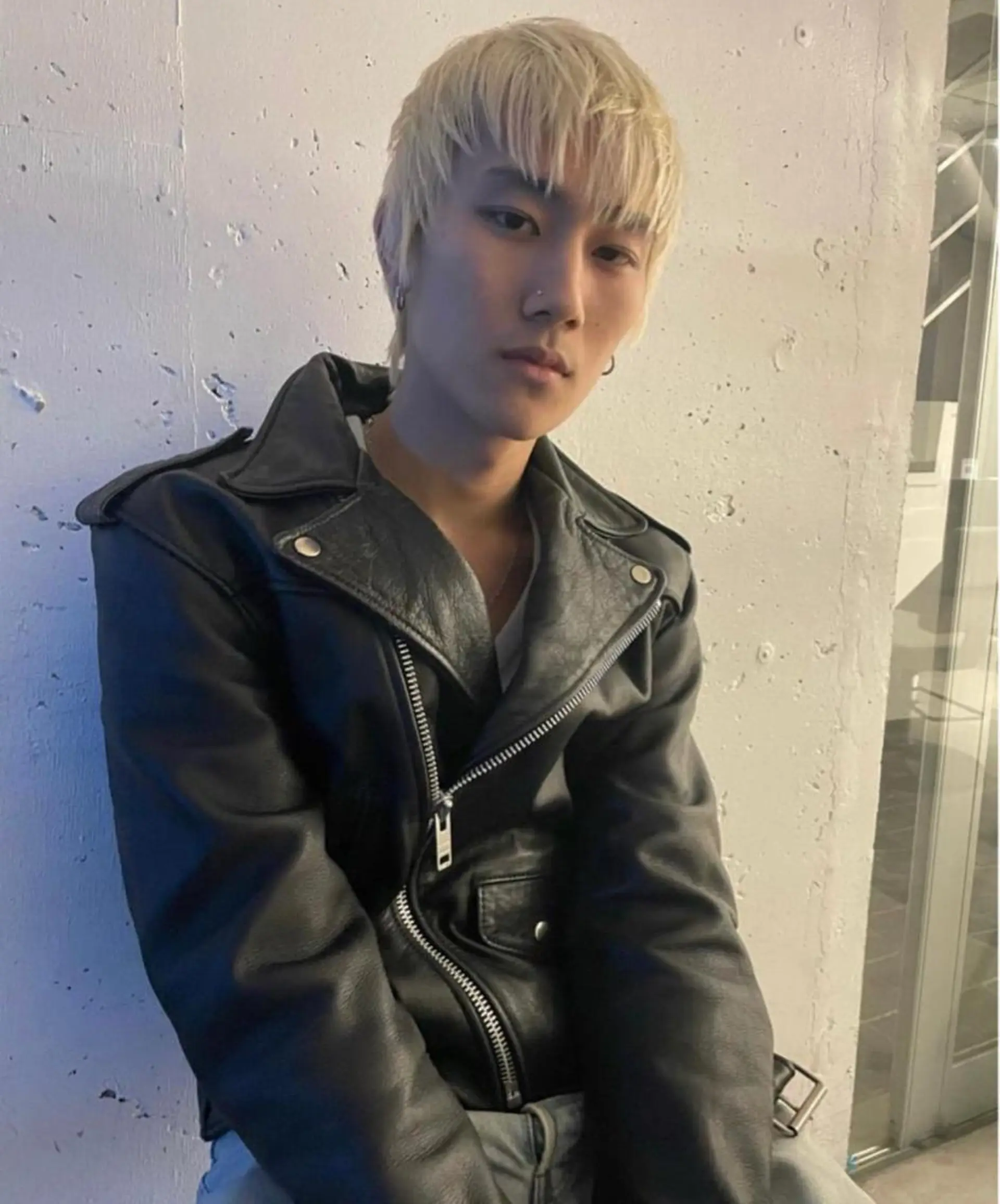 ショート カラー メンズ メンズバレイヤージュ メンズブリーチ センターパート メンズハイライト メンズハイトーン スパイラルパーマ 🌐hina⭐️のヘアスタイル