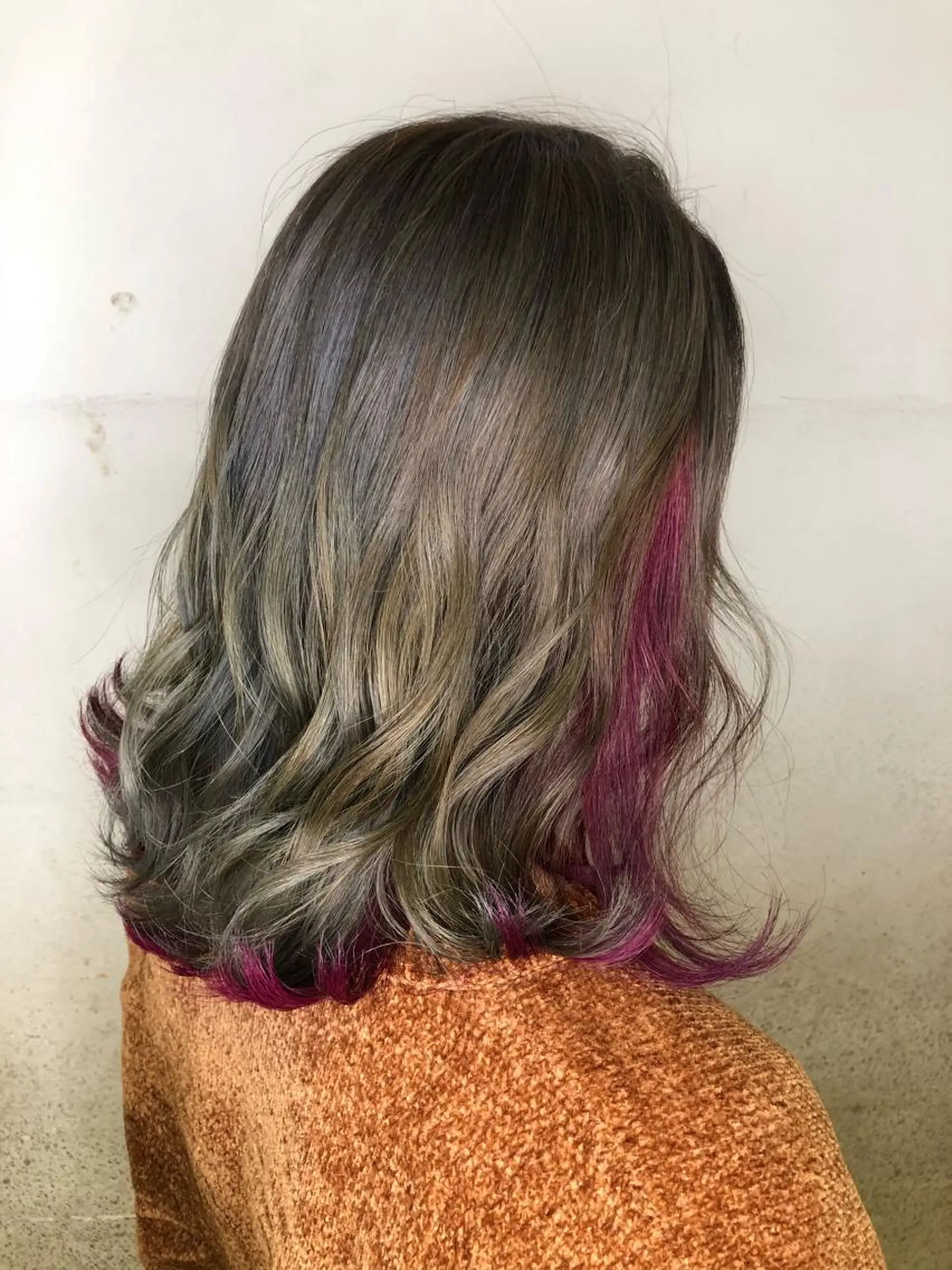 ミディアム カラー グレージュ ハイトーンカラー ハイトーングレージュ インナーカラー ピンクカラー カット ヘアカラー 吉村 絢乃のヘアスタイル