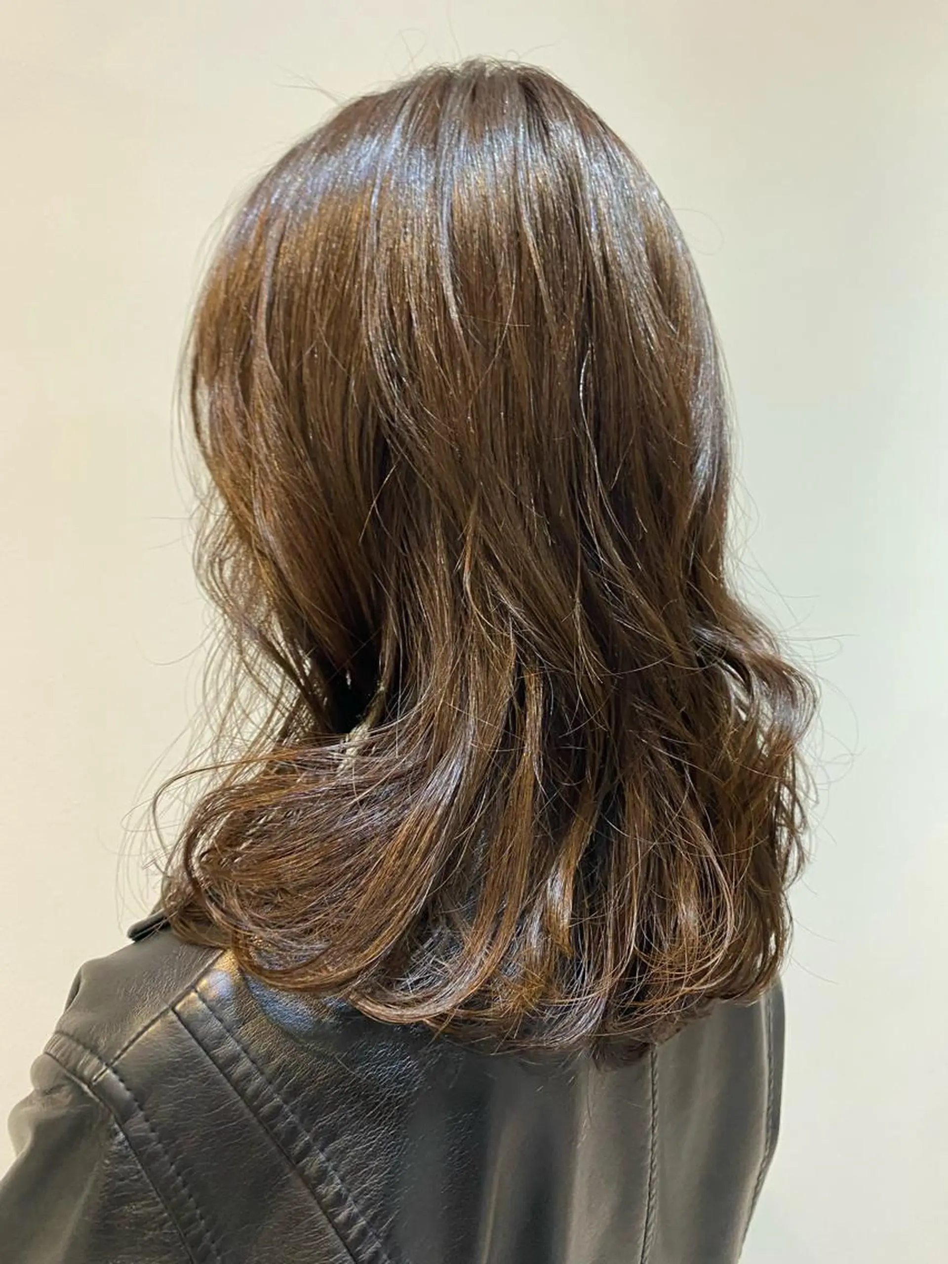 セミロング カラー バレイヤージュ ブリーチ ケアブリーチ ダブルカラー イヤリングカラー カット ヘアカラー トリートメント 大人かわいい×艶髪 🤍塩川のヘアスタイル