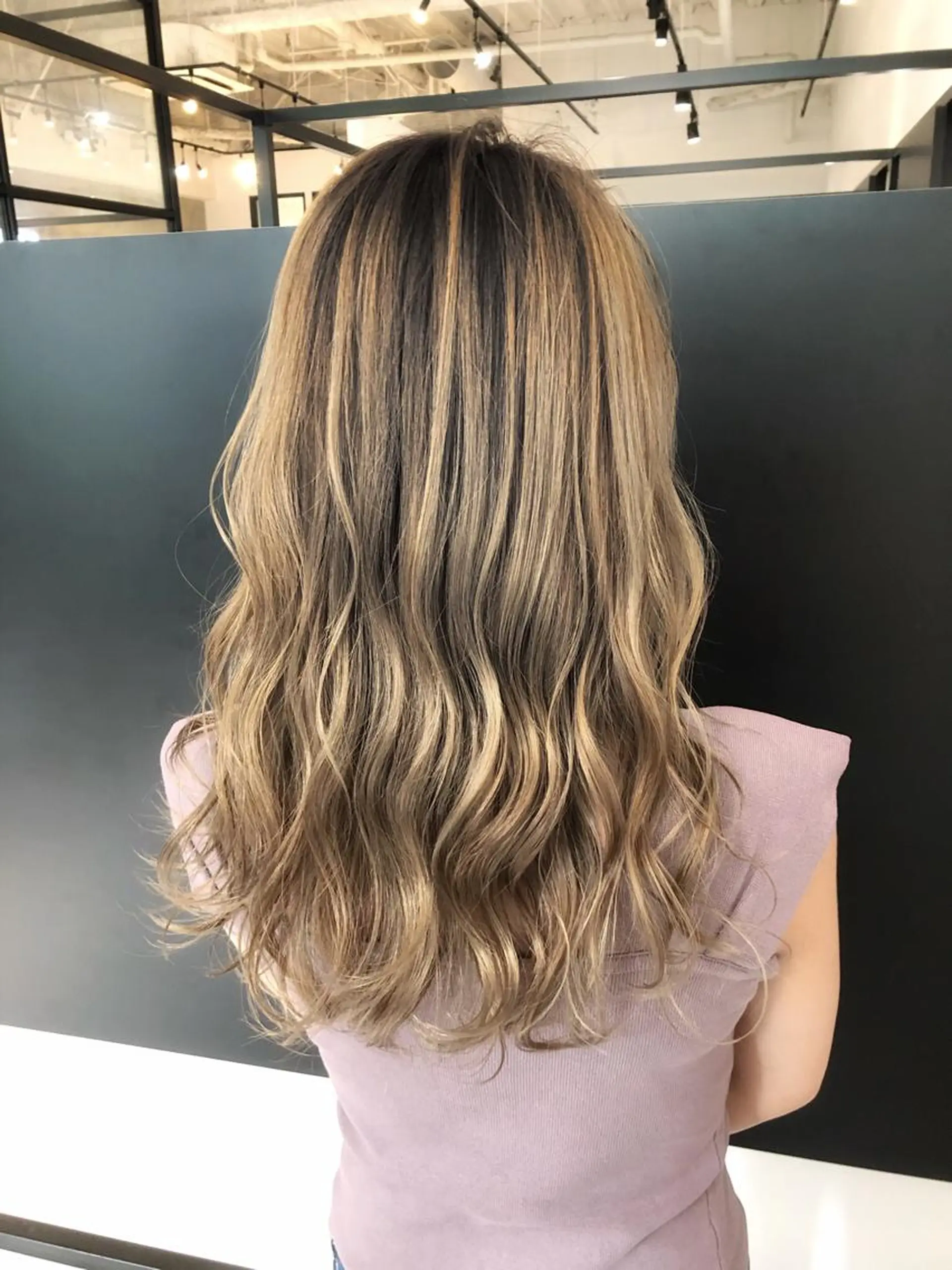 ロング カラー バレイヤージュ レイヤーカット biscohair 髪にドラマを。のヘアスタイル