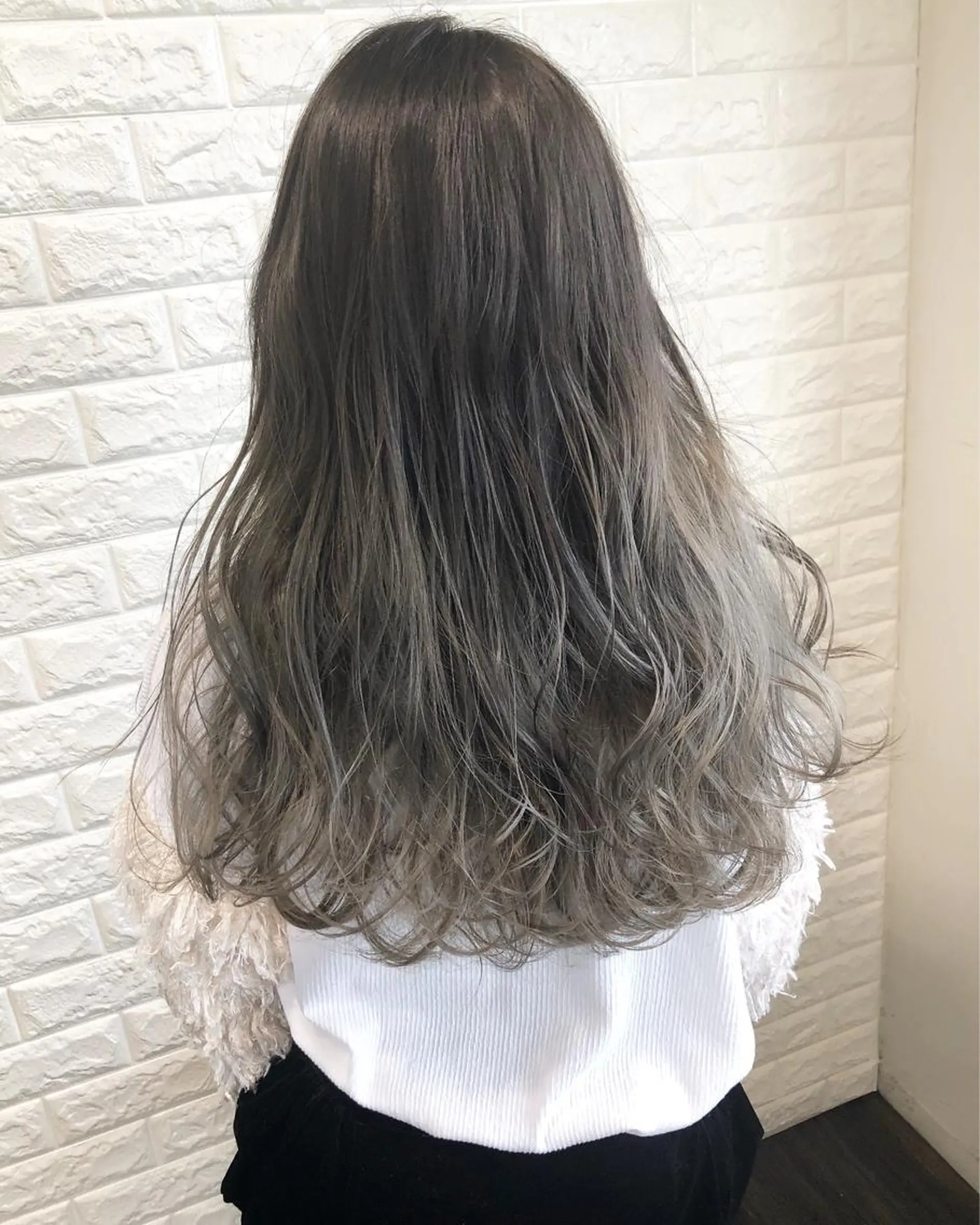 ロング カラー グラデーションカラー グレージュ カット ヘアカラー トリートメント 西本 夏美のヘアスタイル