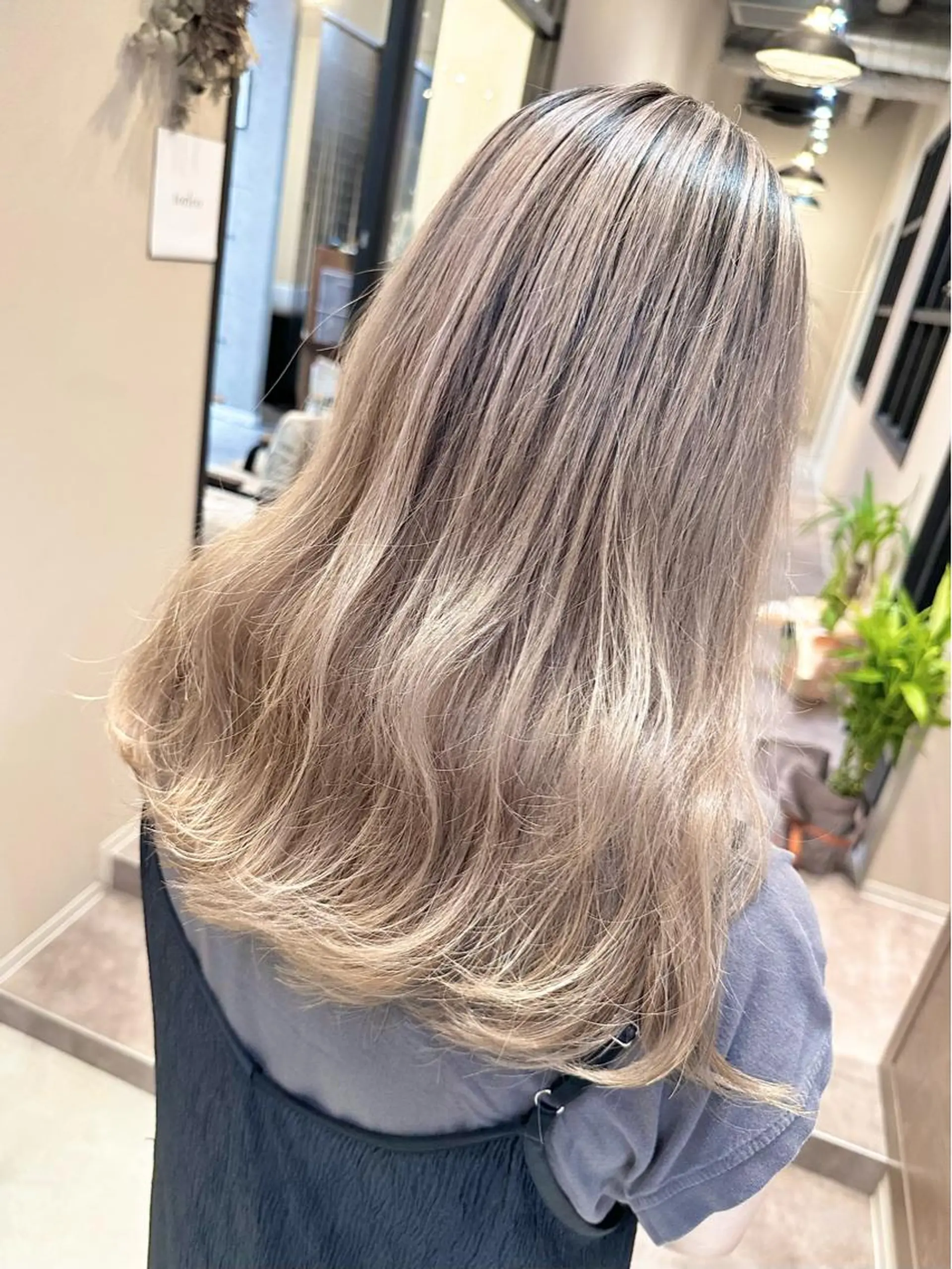 セミロング レイヤーカット ヘアカラー 🔷ブリーチバレイヤ ージュ🔷飯野達也のヘアスタイル