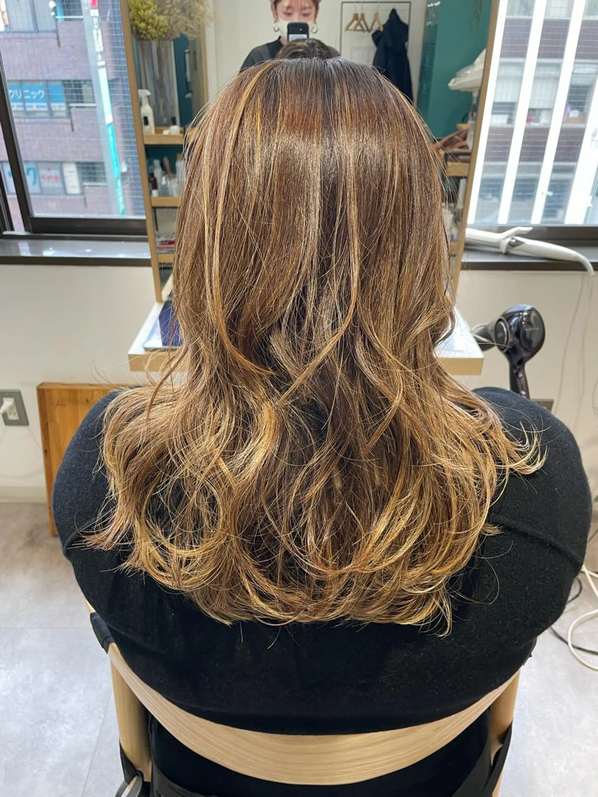 セミロング カラー 抜きっぱなしブロンド ハイライトカラー ハイライト ヘアカラー AMANE🌼 ハヤシサオリのヘアスタイル