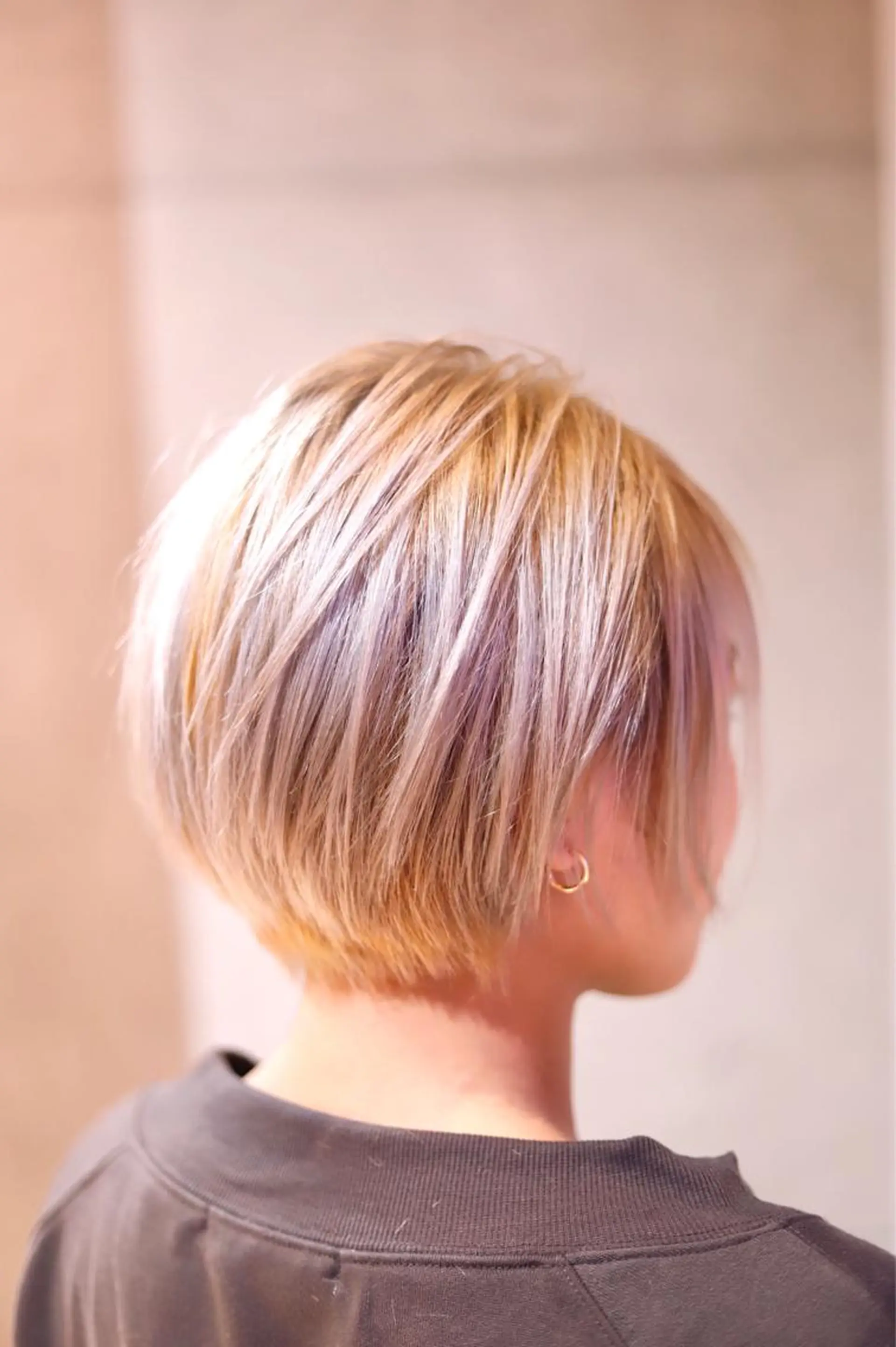 ショート カラー アッシュ 黒髪 ブリーチ アドミラルYoshi oのヘアスタイル