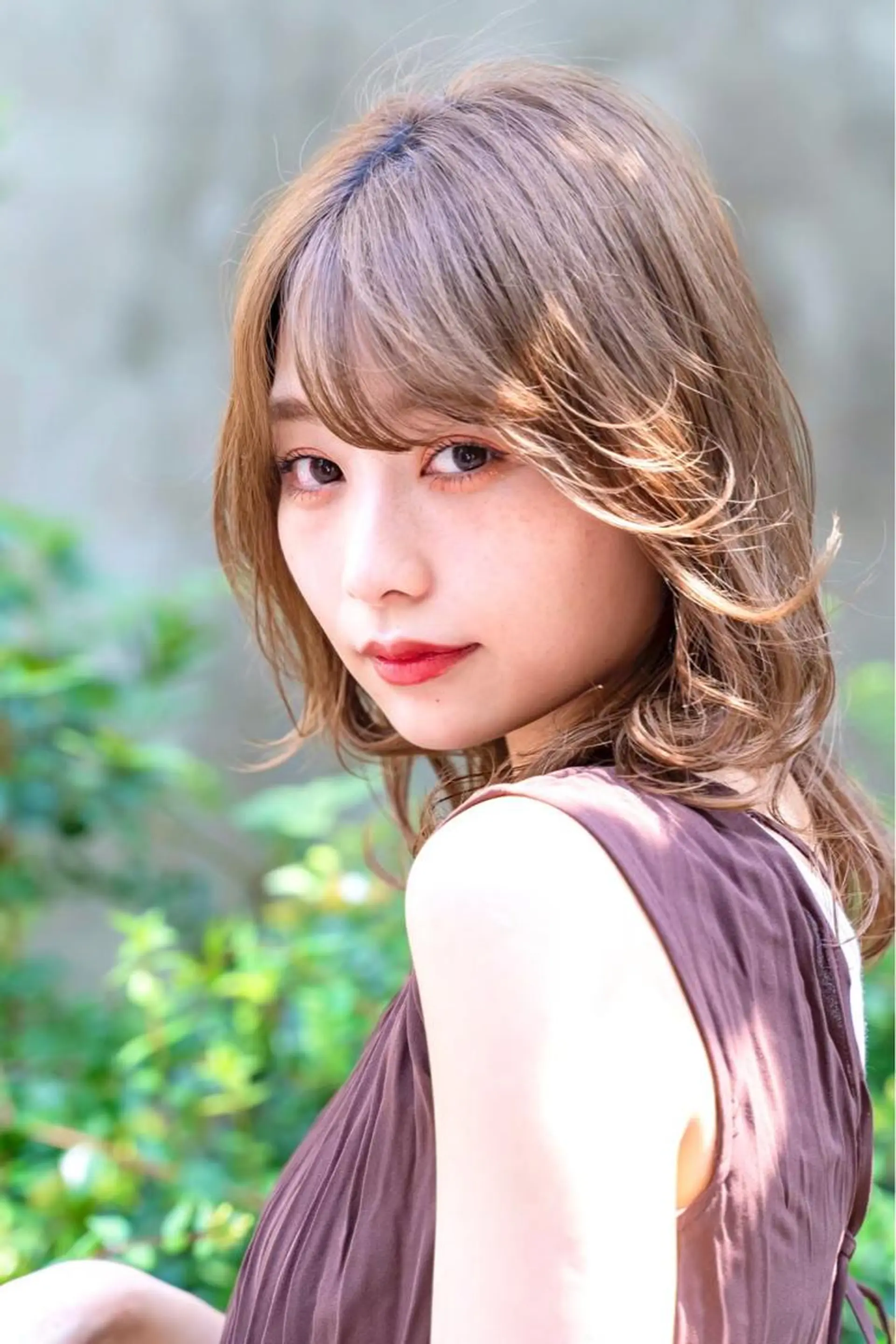 セミロング カラー ヘアアレンジ 🌟小顔レイヤー× 赤み消し透明感カラーのヘアスタイル