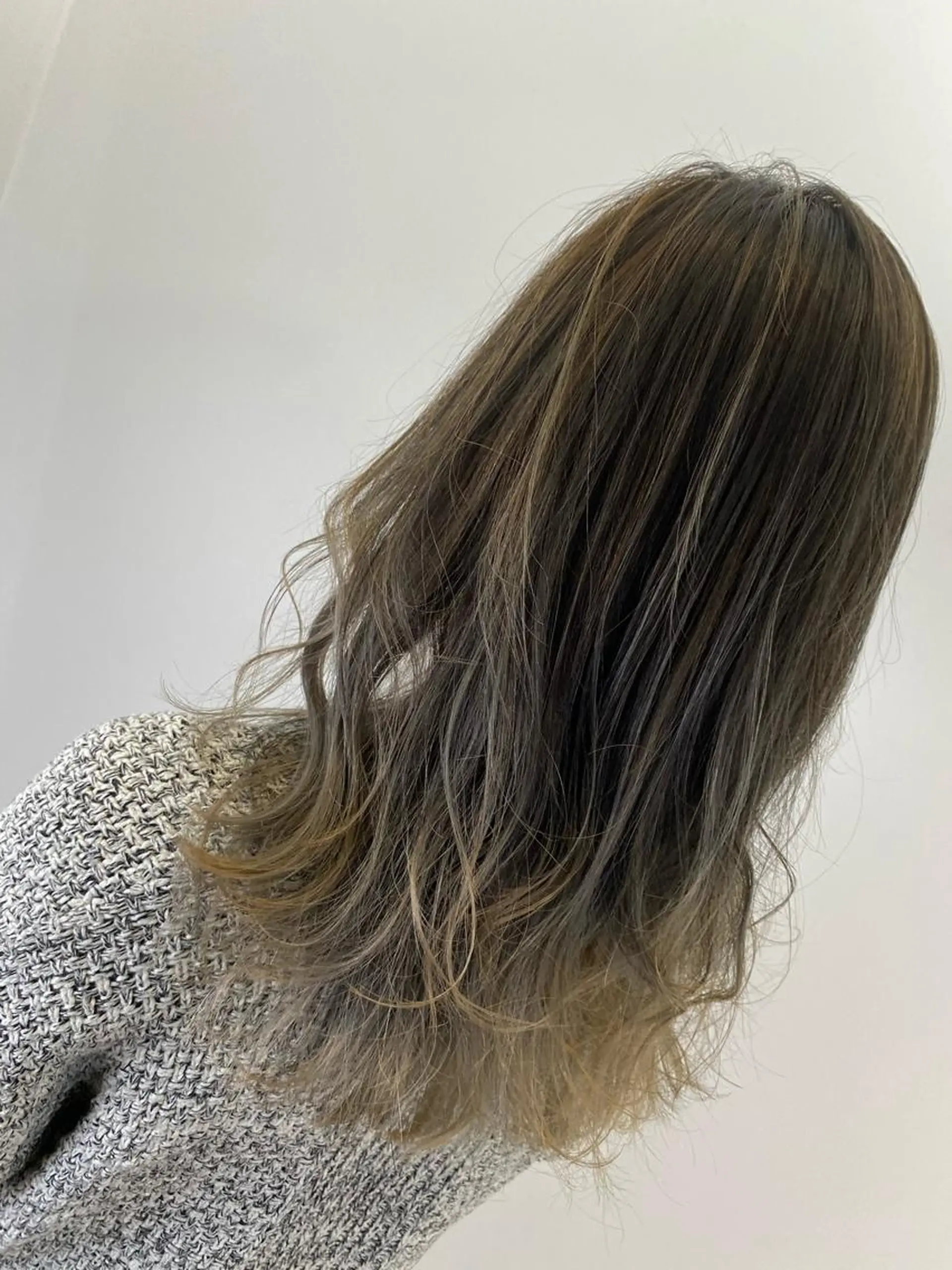 セミロング カラー バレイヤージュ グレージュ レイヤーカット ハイトーンヘア/ 島崎　タクミのヘアスタイル