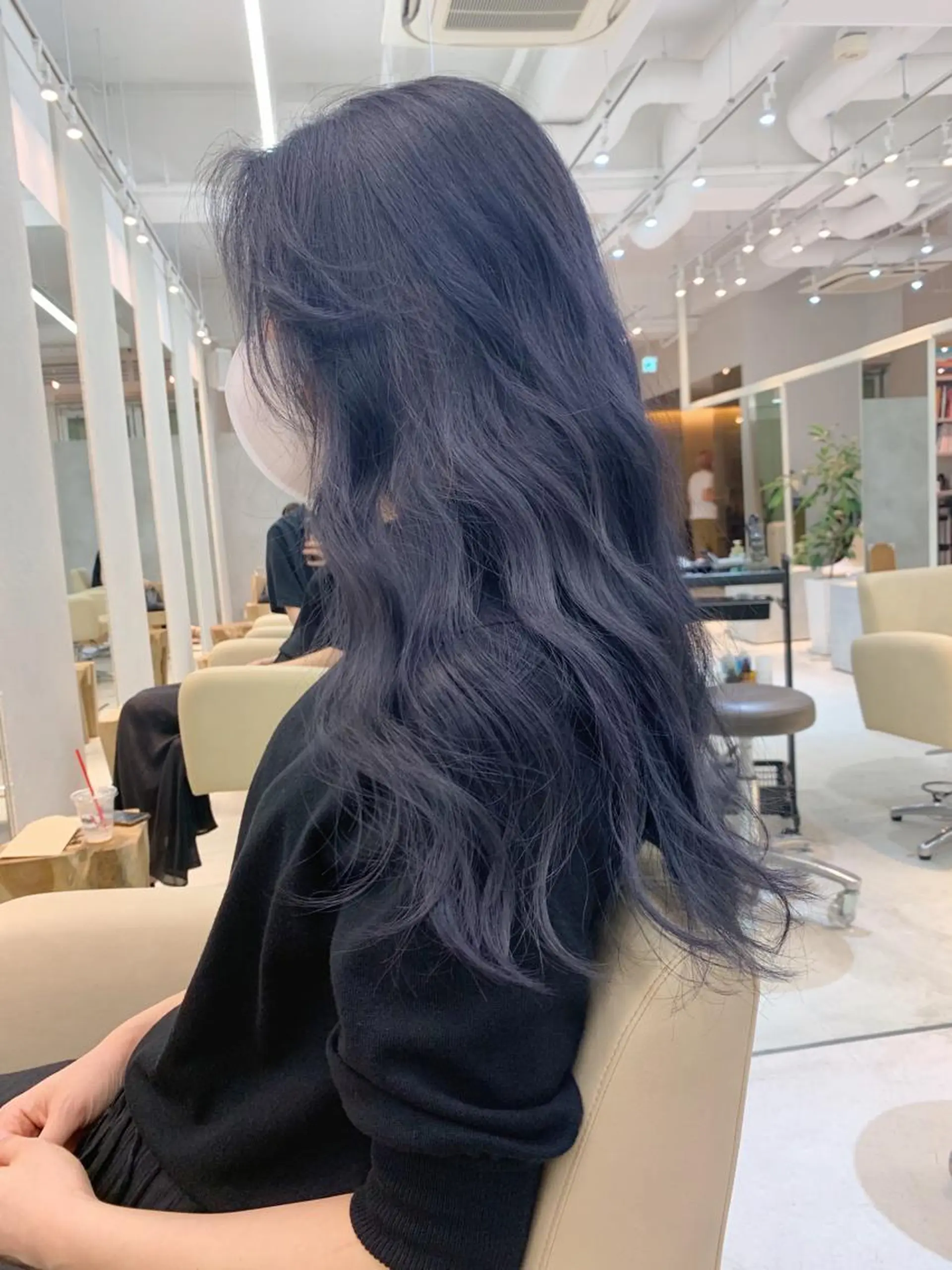 セミロング カラー 黒髪 ブリーチ ブルーカラー ブルーブラック 透明感カラー カット パーマ sakoda shunkiのヘアスタイル