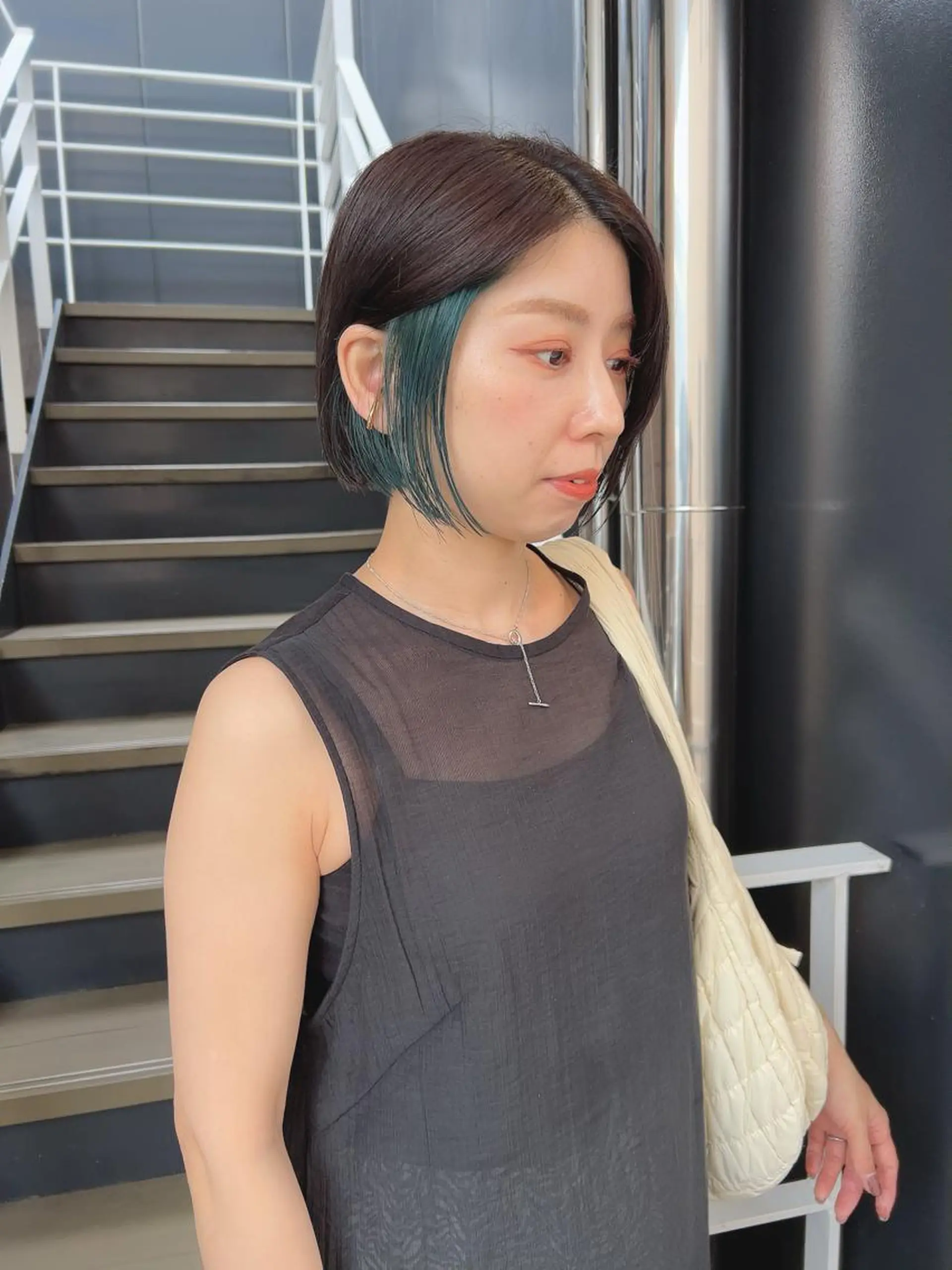 ショート ヘアカラー トリートメント 韓国🇰🇷レイヤー カットオリーブカラーのヘアスタイル