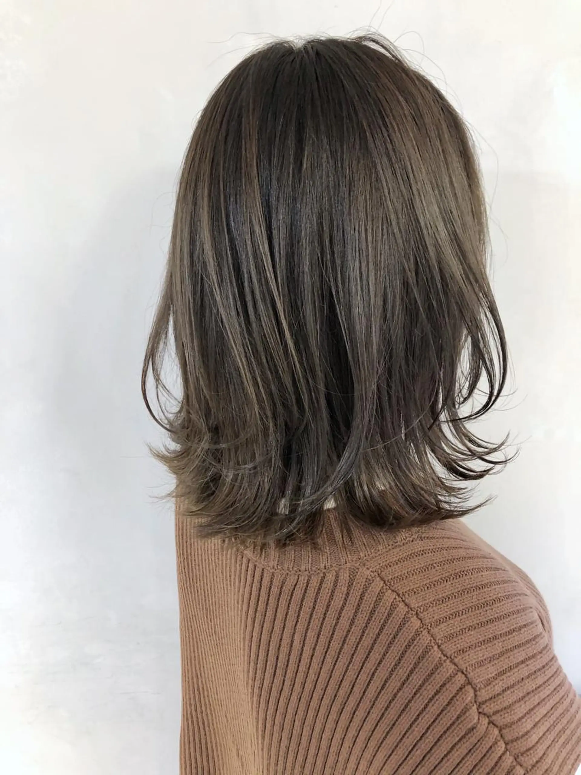 ミディアム カラー 切りっぱなしボブ ショートボブ ミディアムパーマ ボブ 外ハネヘア カット ヘアカラー amber池袋所属・徳本 駿太のヘアスタイル