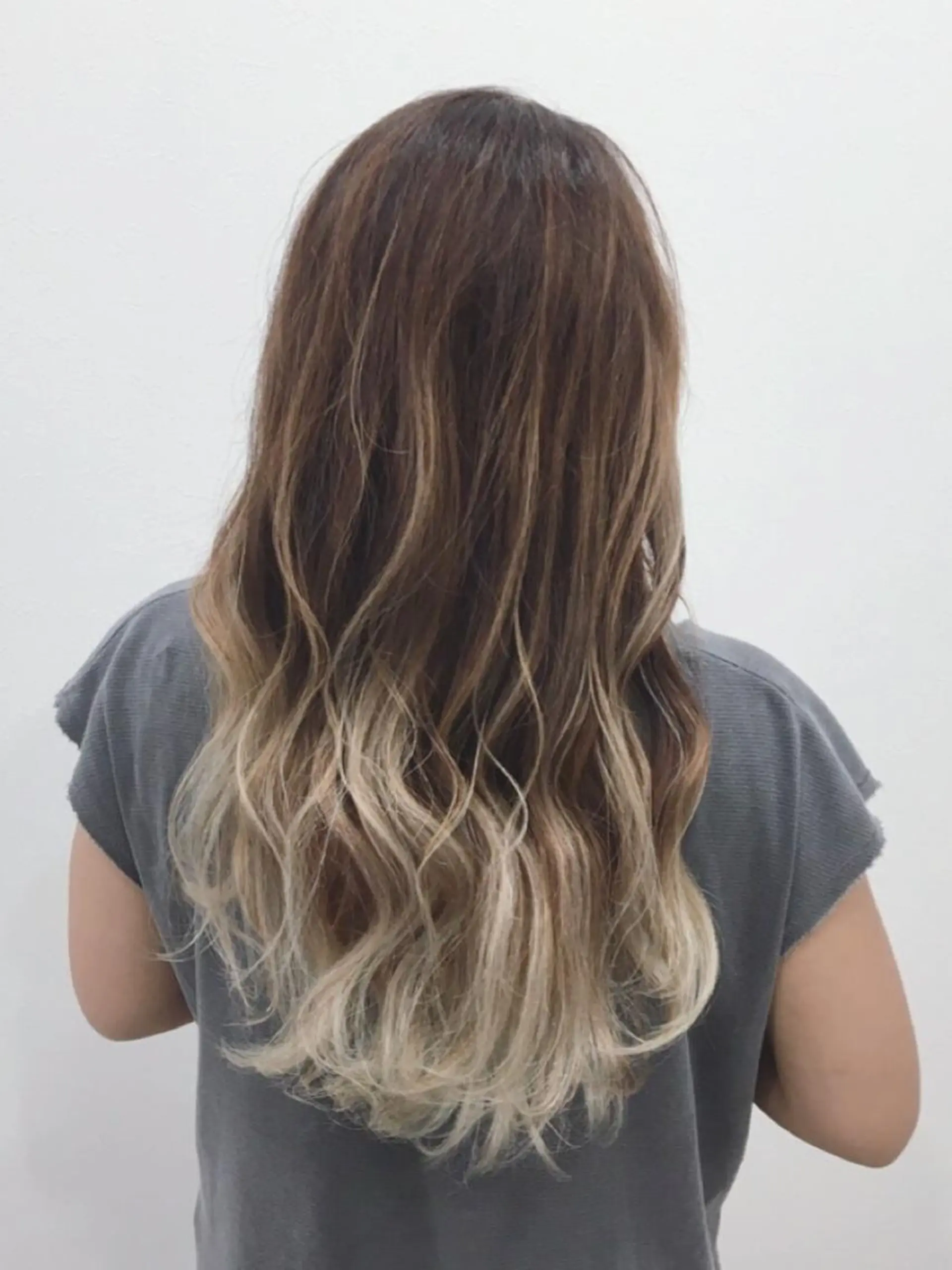 ロング カラー バレイヤージュ ブリーチ レイヤーカット 長塚 翔也のヘアスタイル