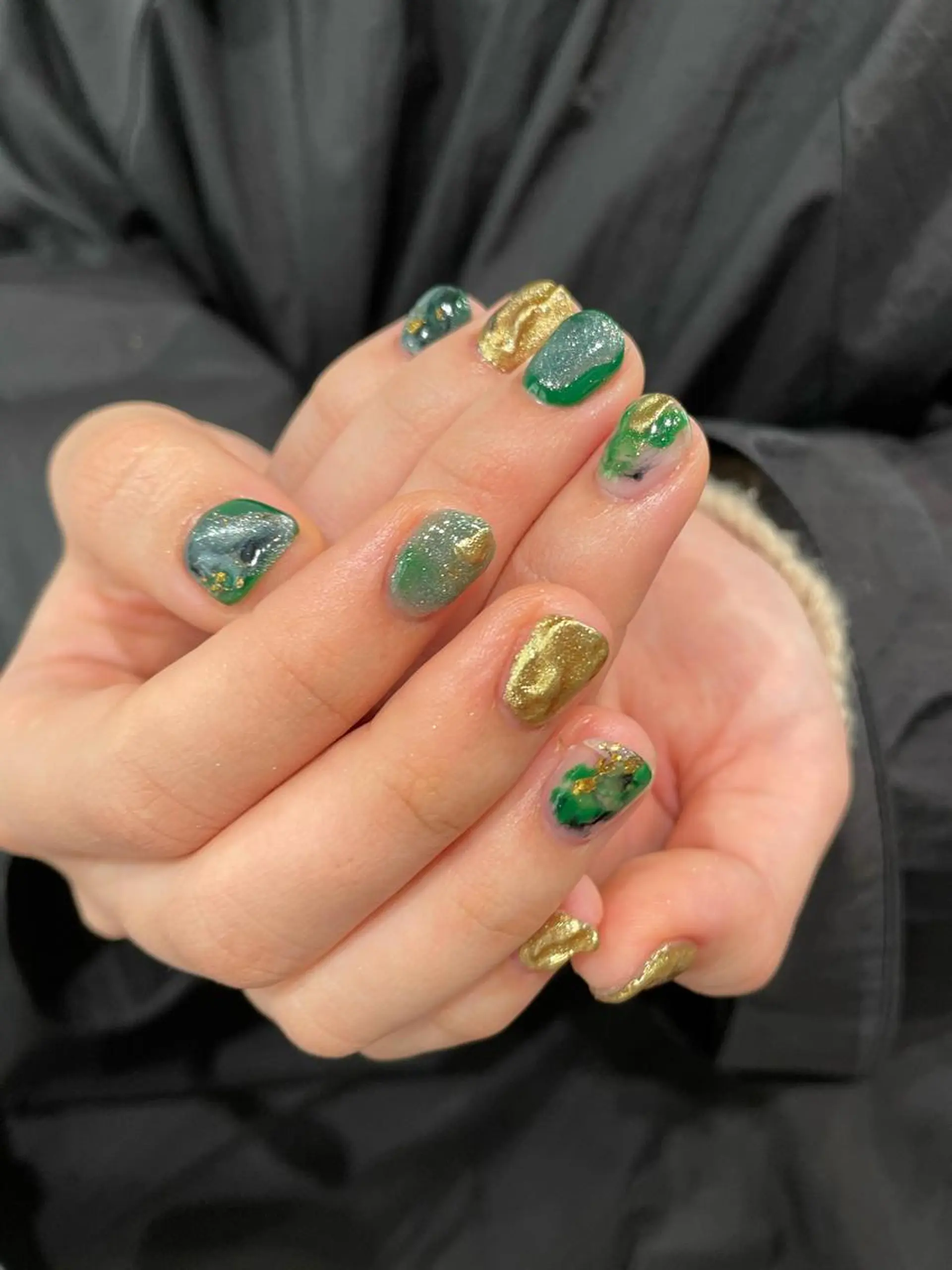 ネイル ゴールド グリーン ハンドネイル ナチュラル透明感🌱 小山美樹子のヘアスタイル