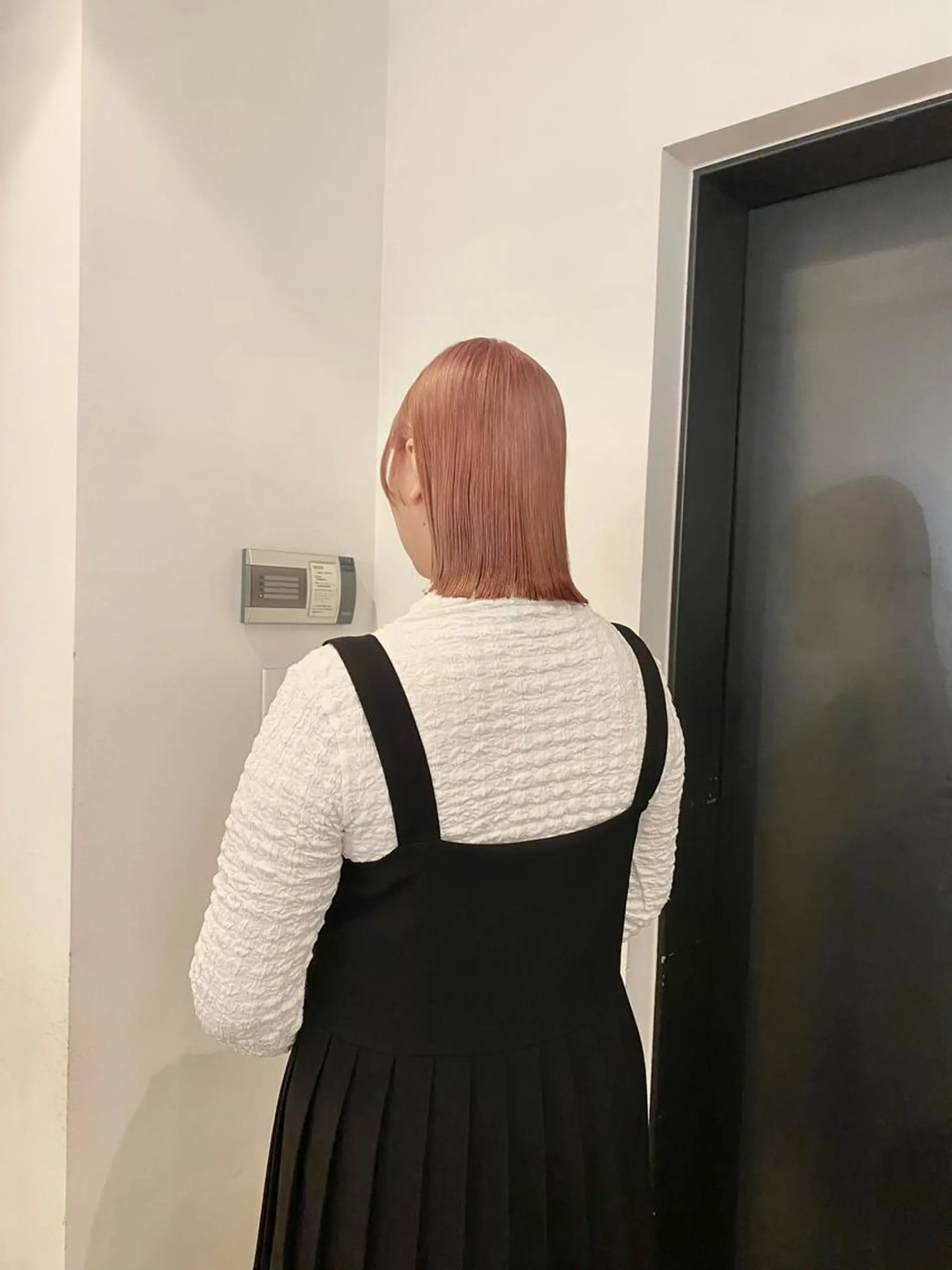 ミディアム カラー モモコ/ブリーチ/ ミルクティカラーのヘアスタイル