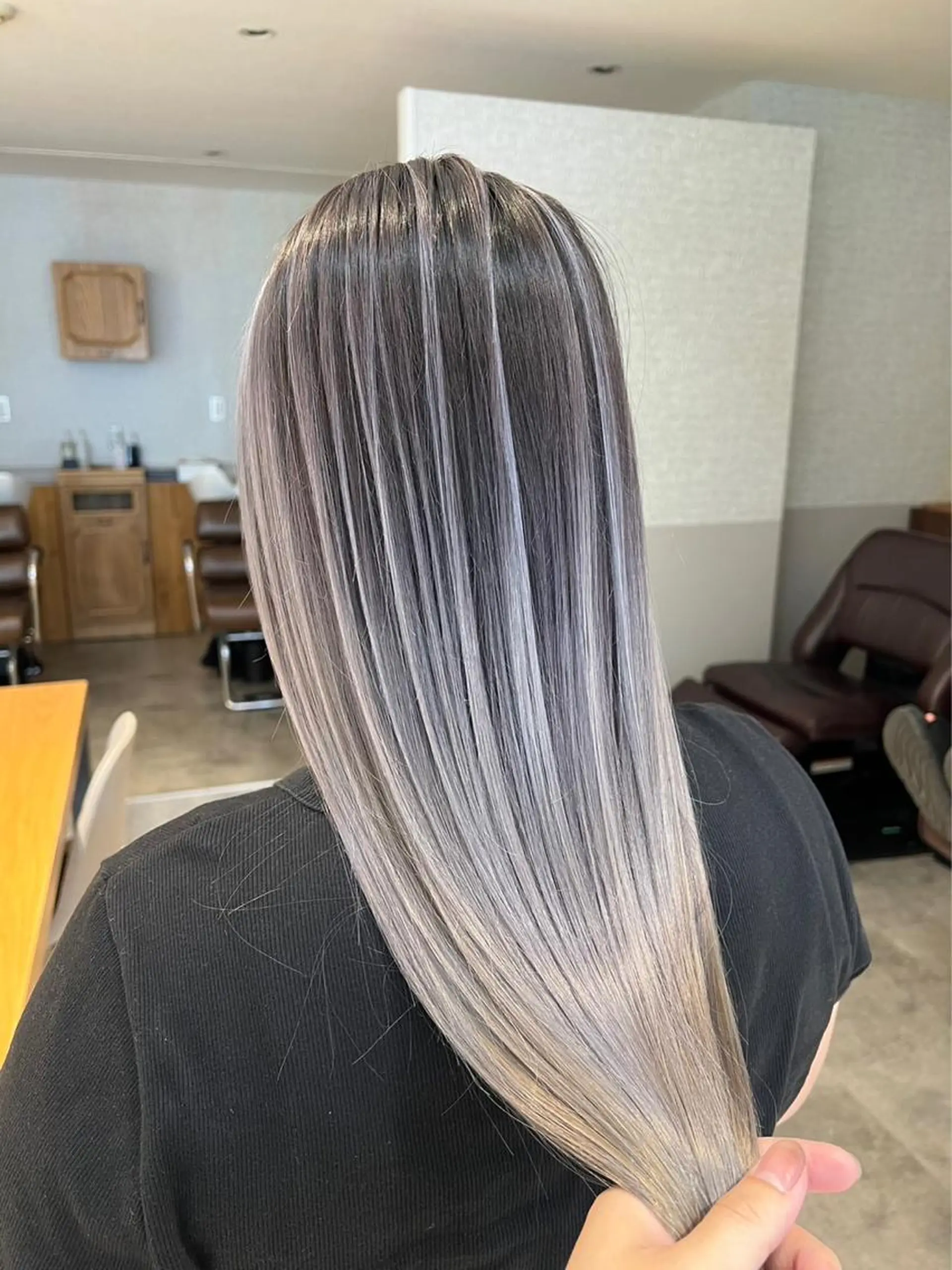 ロング カラー バレイヤージュ シルバー ホワイトシルバー レイヤーカット ヘアカラー トリートメント 指名数No.1 /NAOYAのヘアスタイル