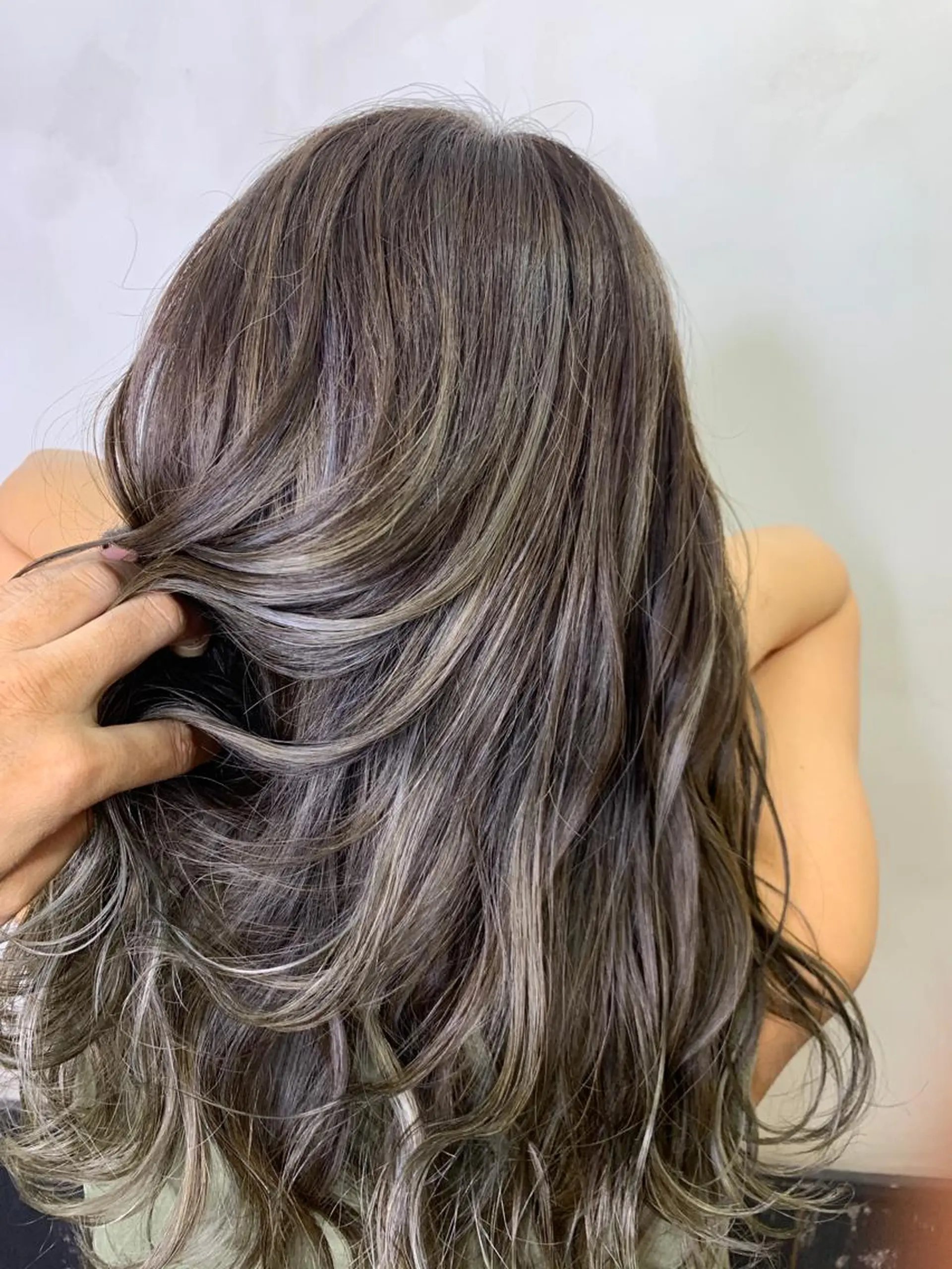 セミロング ハイライト カット ヘアカラー トリートメント 綺麗な髪質にしたい方 限定🌈清水　祥のヘアスタイル