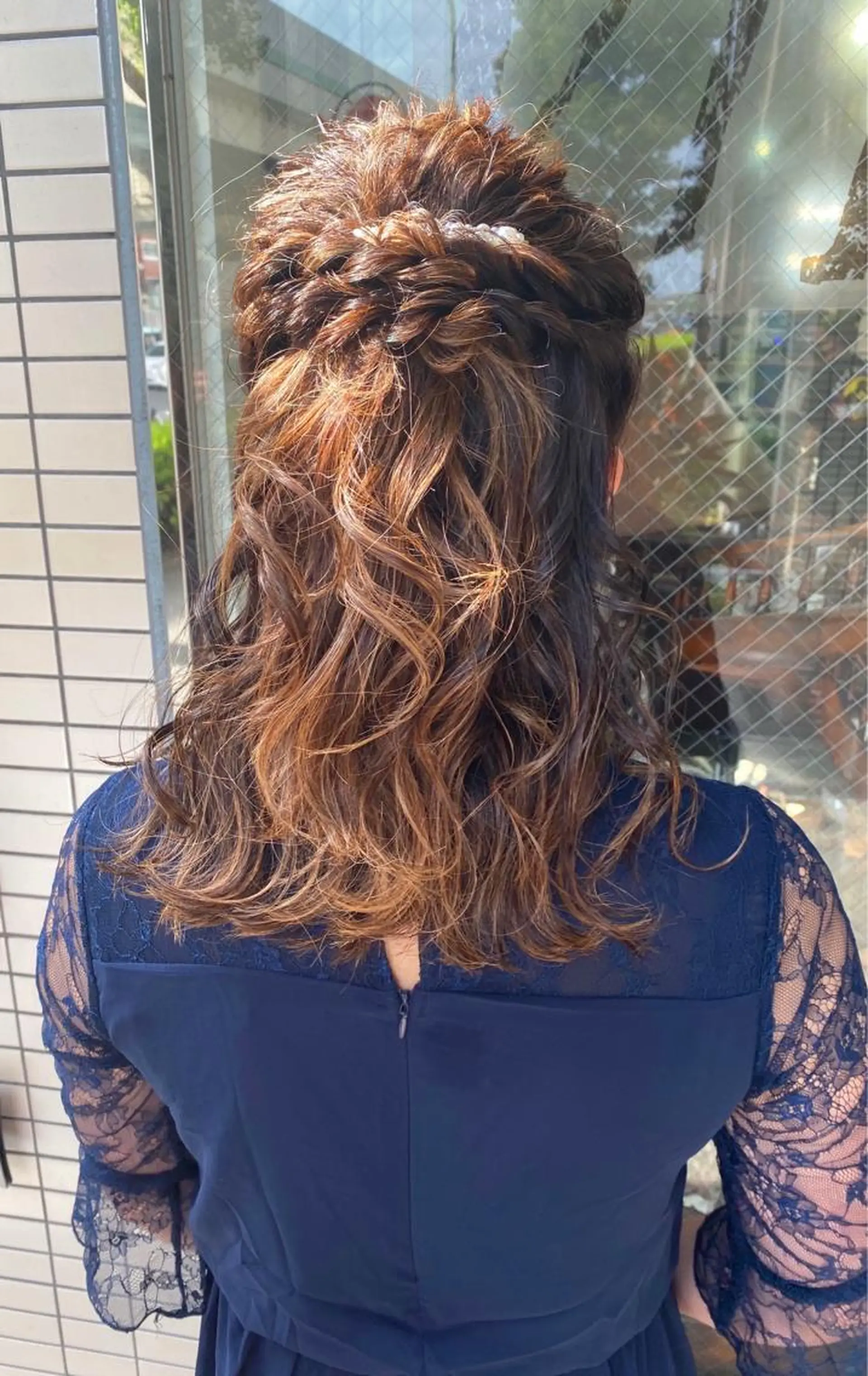 セミロング カラー ヘアアレンジ ハーフアップ モモカ/ハイトーン /バレイヤージュのヘアスタイル