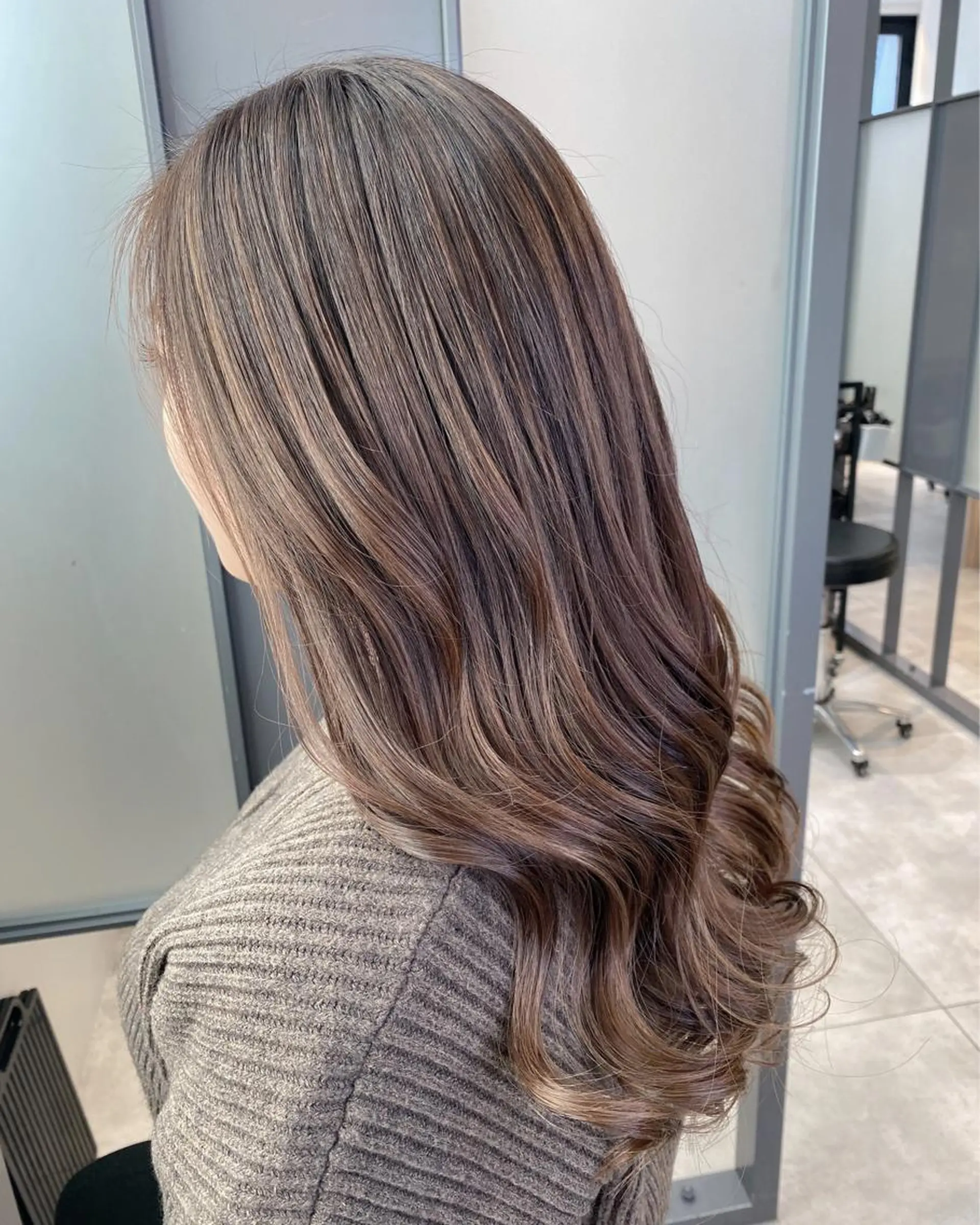 セミロング カラー ベージュカラー ハイライトカラー ハイライト 【透明感、艶髪】西村 有司のヘアスタイル