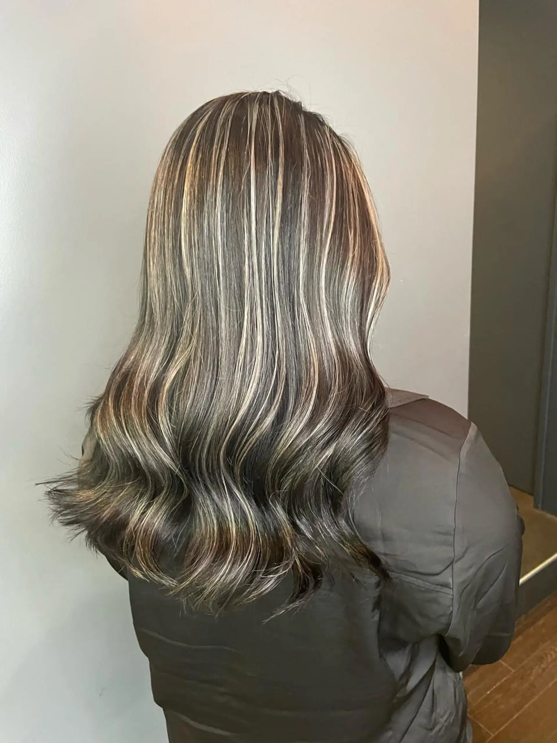 ロング カラー アッシュ バレイヤージュ ベージュカラー ブリーチ グラデーションカラー 安田和洋 ブリーチカラー特化のヘアスタイル