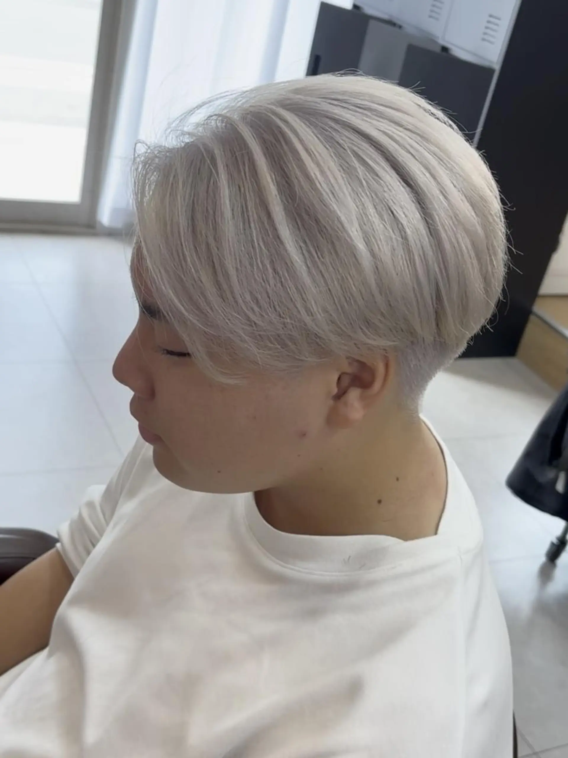 ショート メンズ ブリーチカラー🌈 嘉名 真樹のヘアスタイル