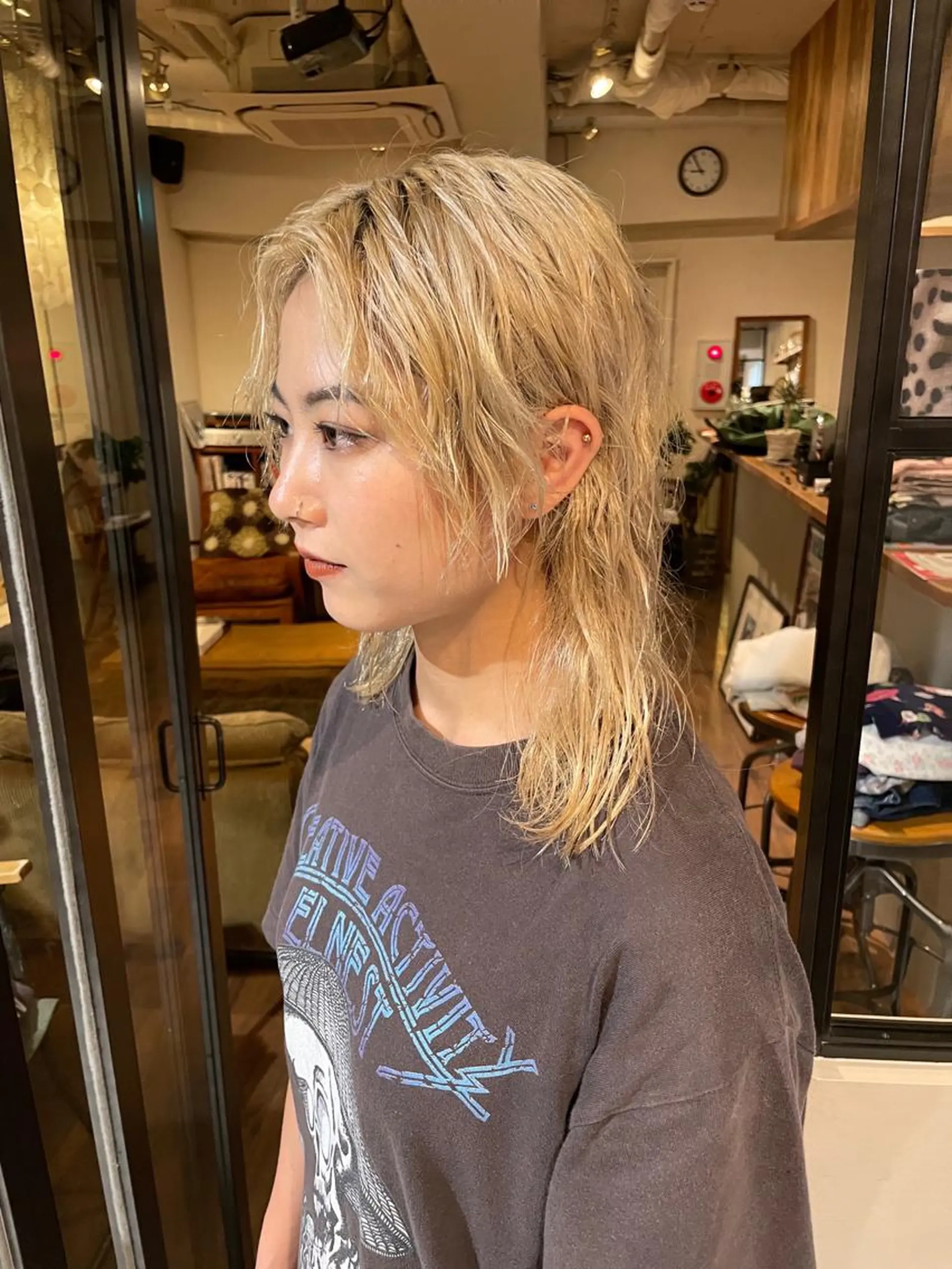 ミディアム カラー ベージュカラー ブリーチ ダブルカラー ホワイトベージュ ファッションに 溶け込むstyleのヘアスタイル