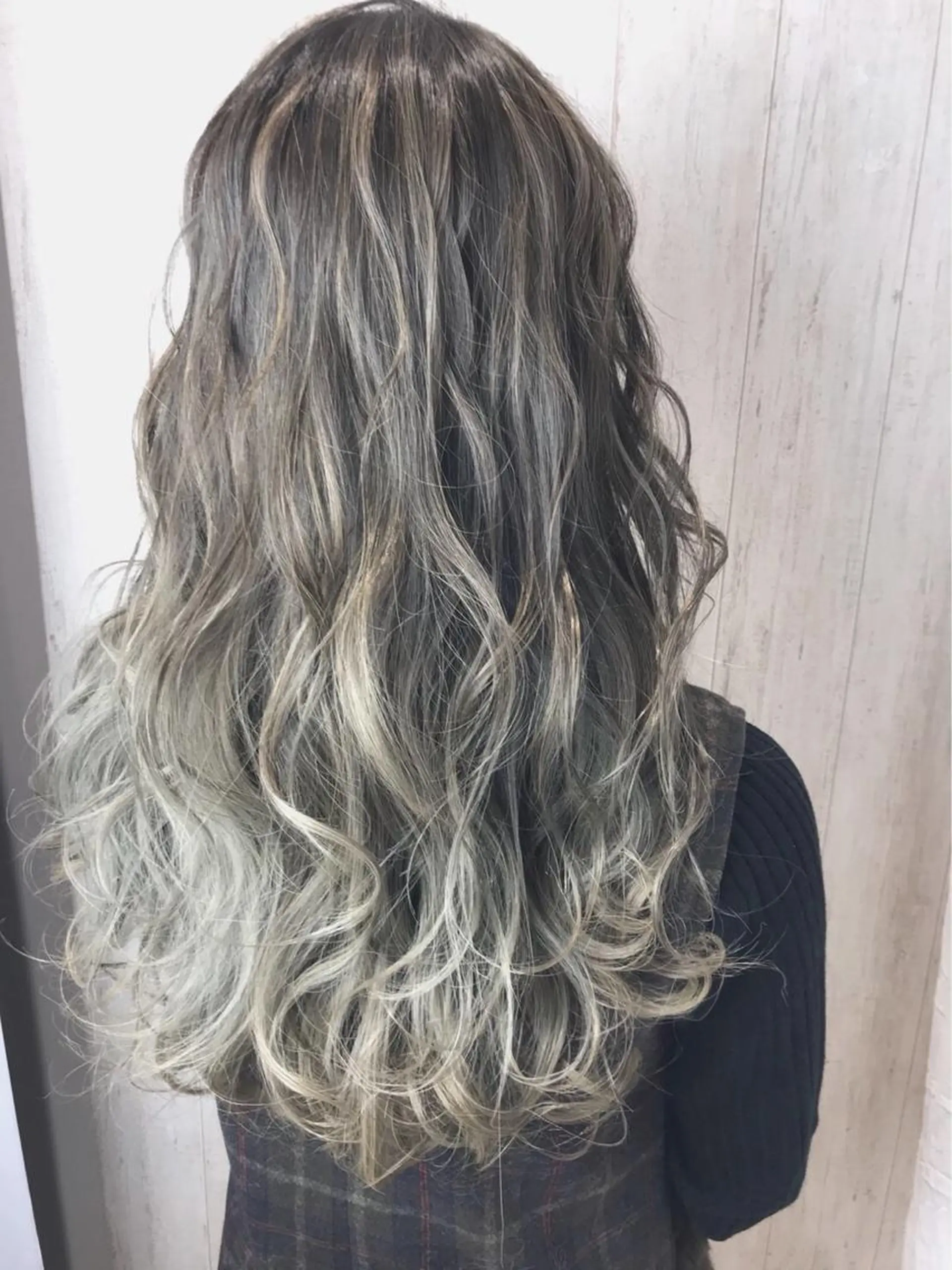 ロング カラー ブリーチ グラデーションカラー 🎊ルービック 京橋店💛のヘアスタイル