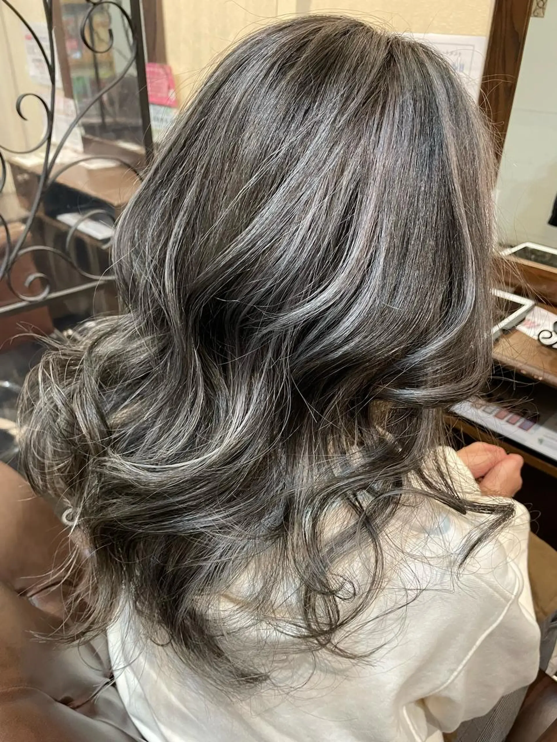 セミロング カラー ハイライトカラー ハイライト LAFF所属・大阪ハイトーン ひらり💜のヘアスタイル