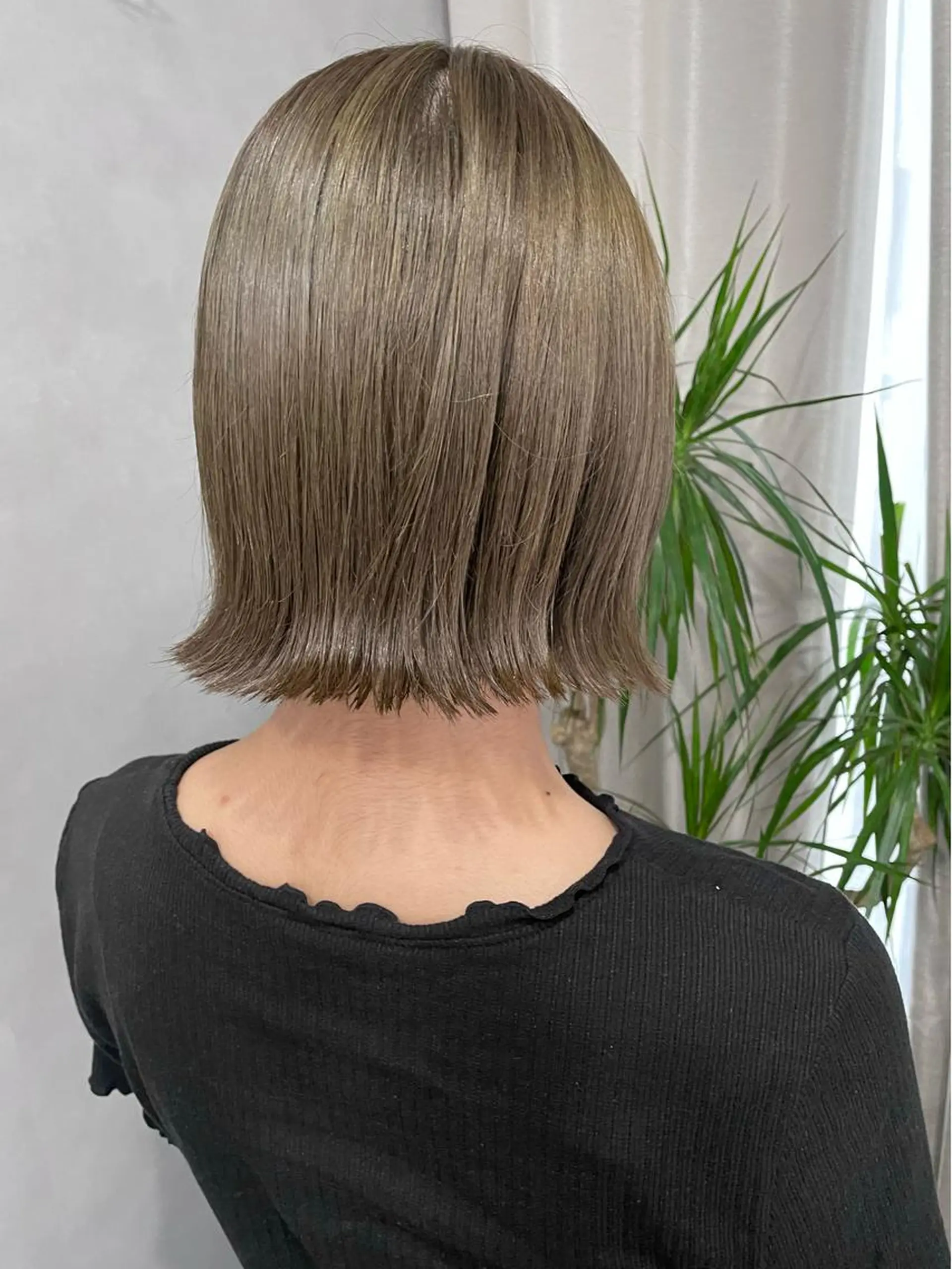 ショート カラー 切りっぱなしボブ ベージュカラー ブリーチ ブリーチなしカラー オリーブベージュ カット ヘアカラー 中村 友美のヘアスタイル