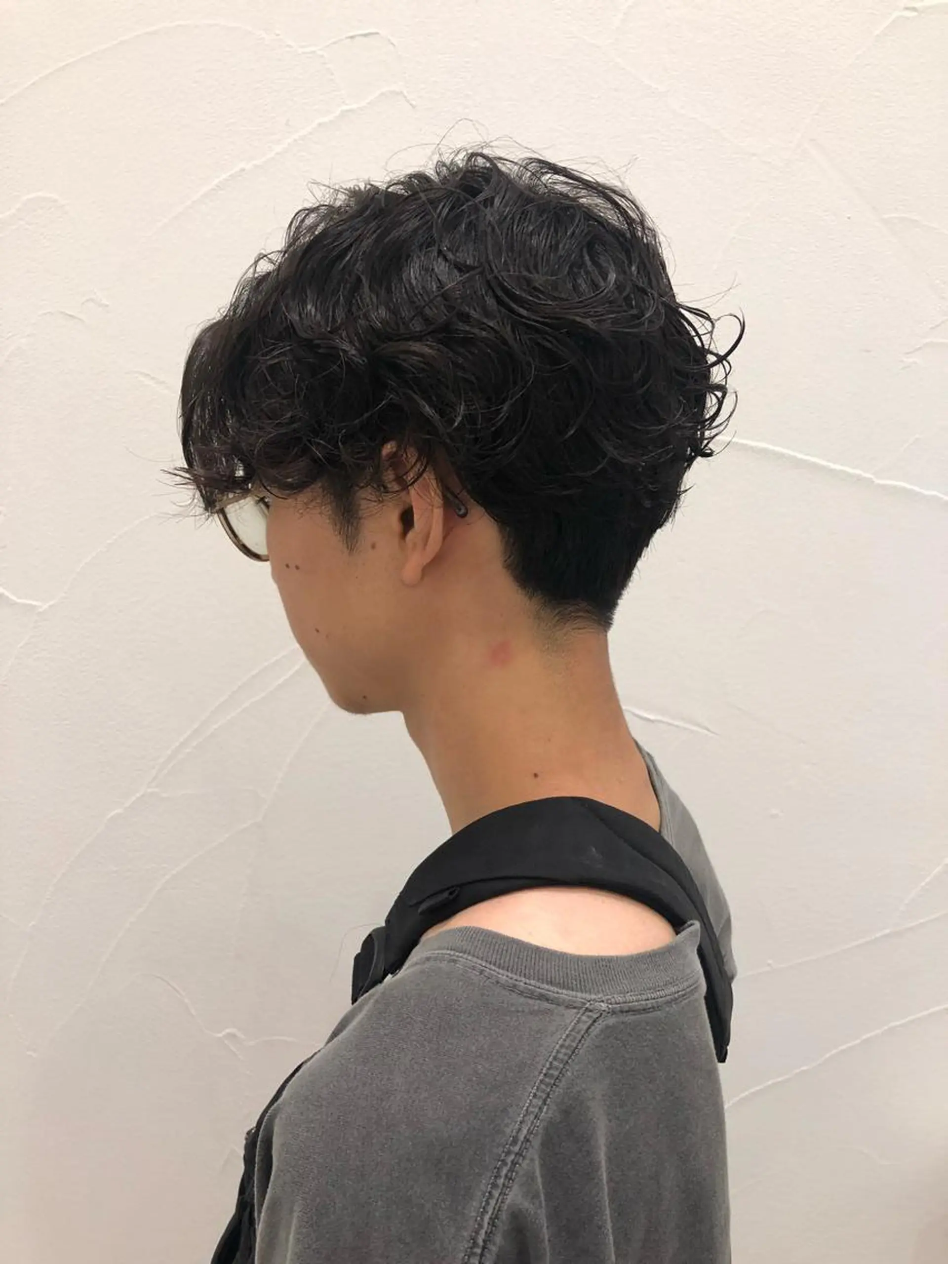 ショート パーマ メンズ センターパート メンズパーマ 刈り上げ Ash中目黒店 榊間茜のヘアスタイル