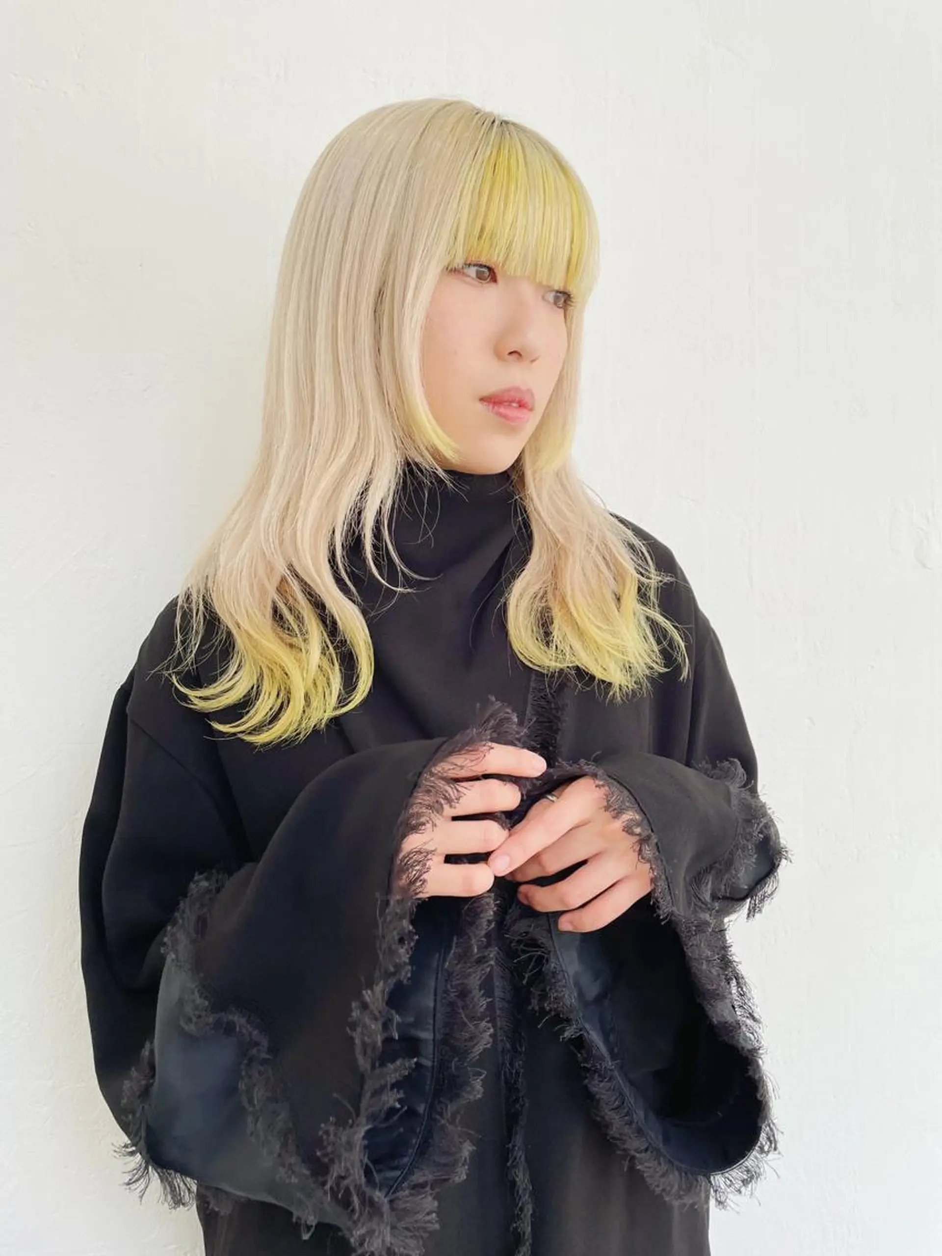 セミロング イエローカラー ヘアカラー トリートメント 清家 浩貴のヘアスタイル