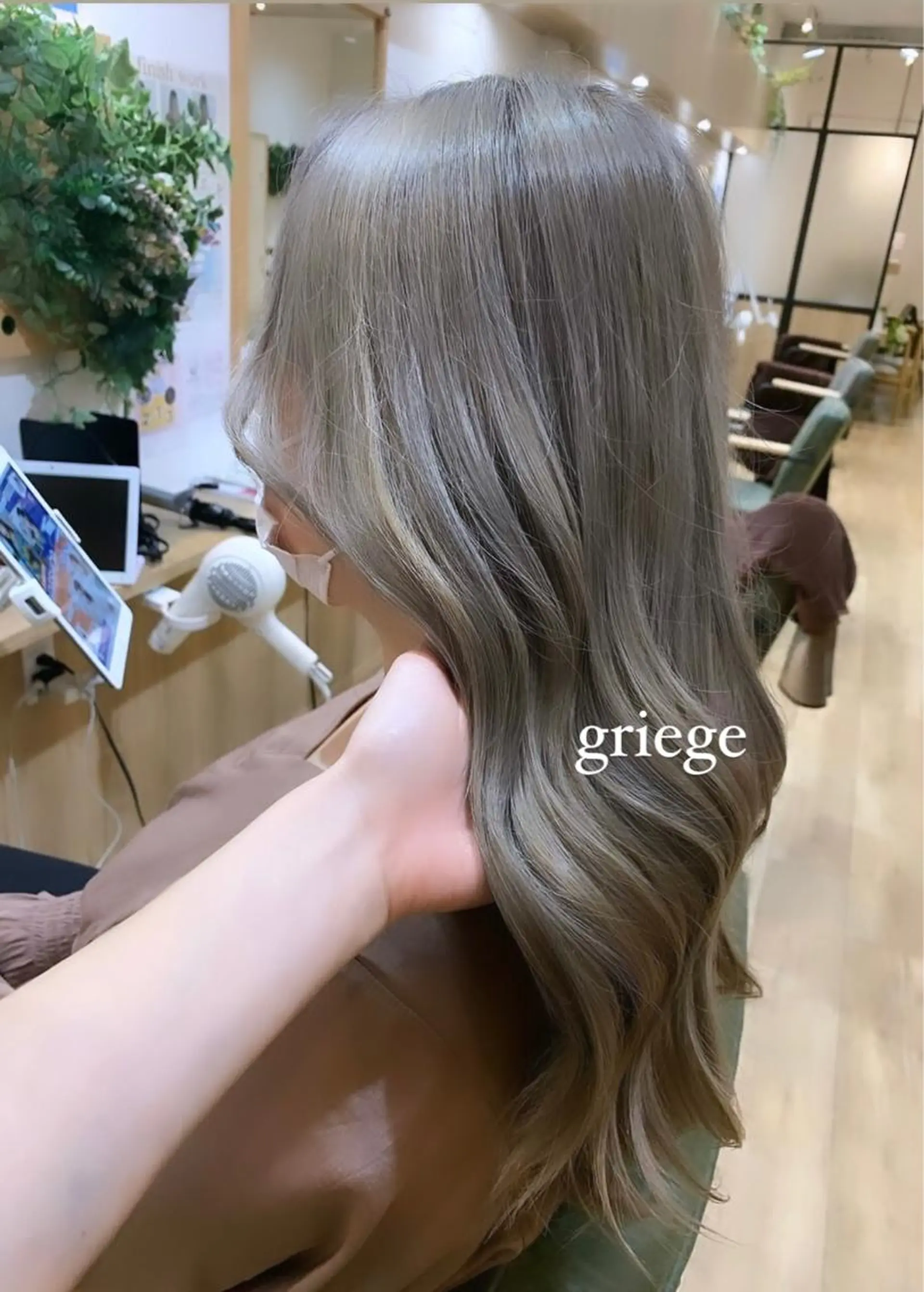 カラー カット ヘアカラー 瀧優華白髪ぼかし 大人レイヤー🩵のヘアスタイル