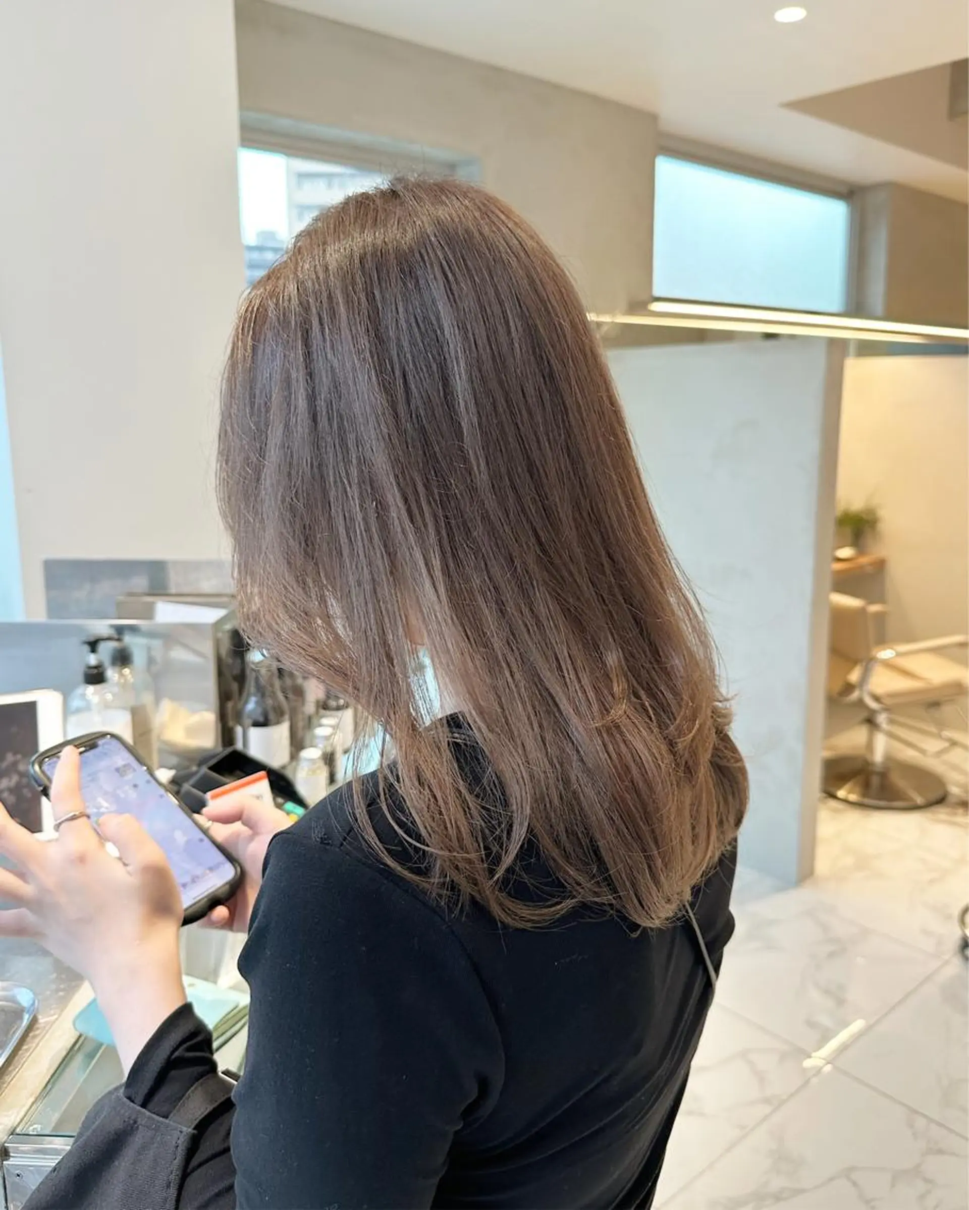 ミディアム レイヤーカット 透明感モテ艶髪カラー Gallicaイリサのヘアスタイル