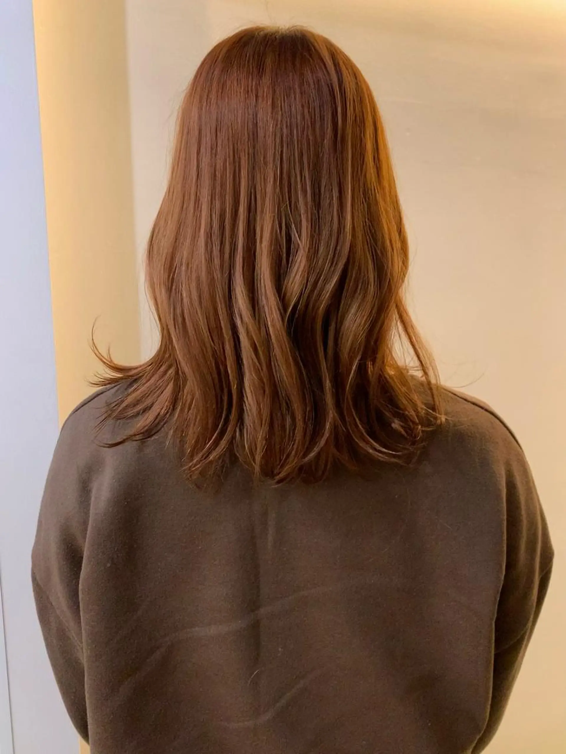 セミロング カラー SAKINO． ベージュカラーのヘアスタイル