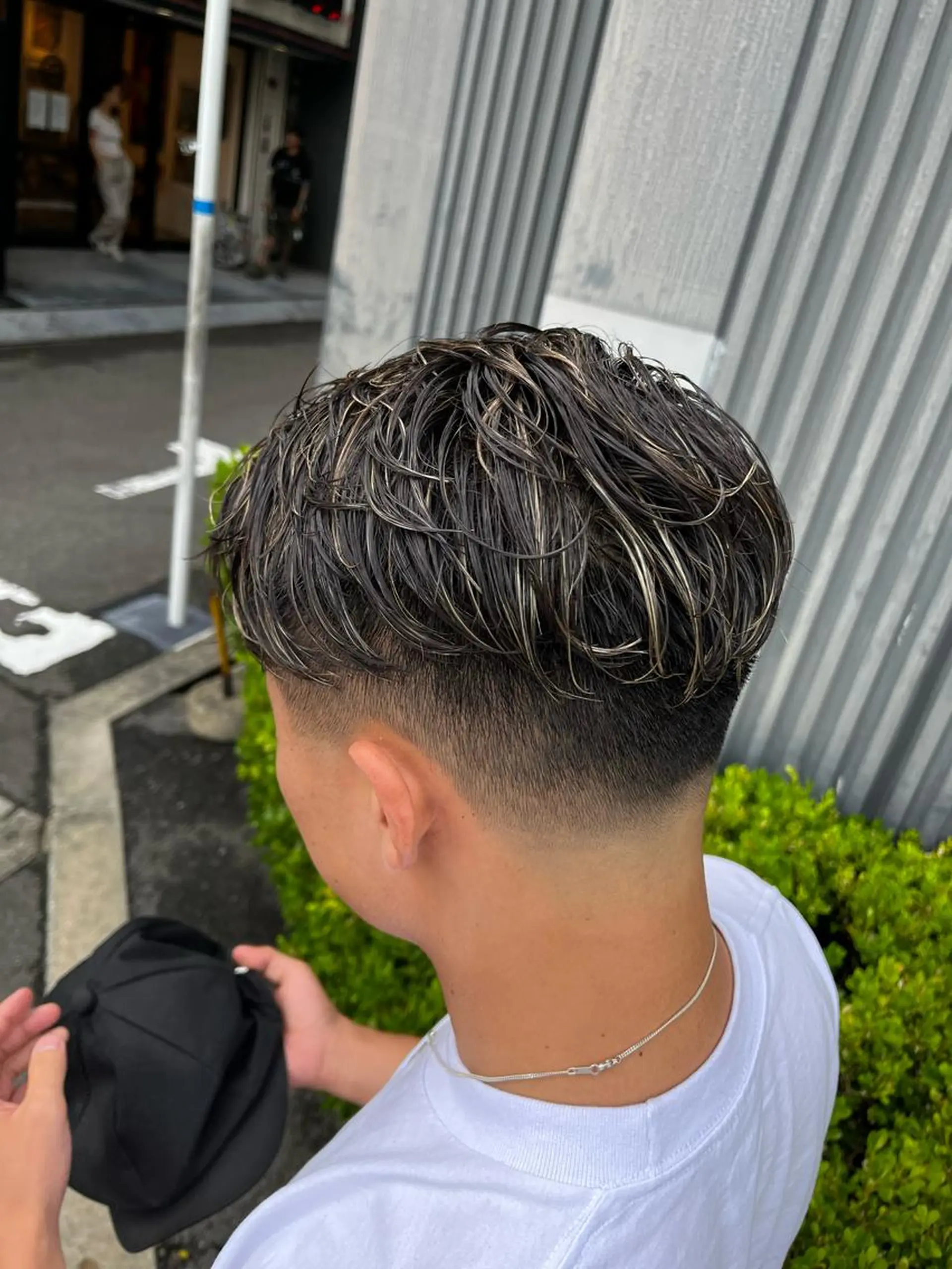 ショート カラー パーマ メンズ フェードカット メンズハイトーン メンズパーマ ハイトーンカラー &CREW スタッフのヘアスタイル
