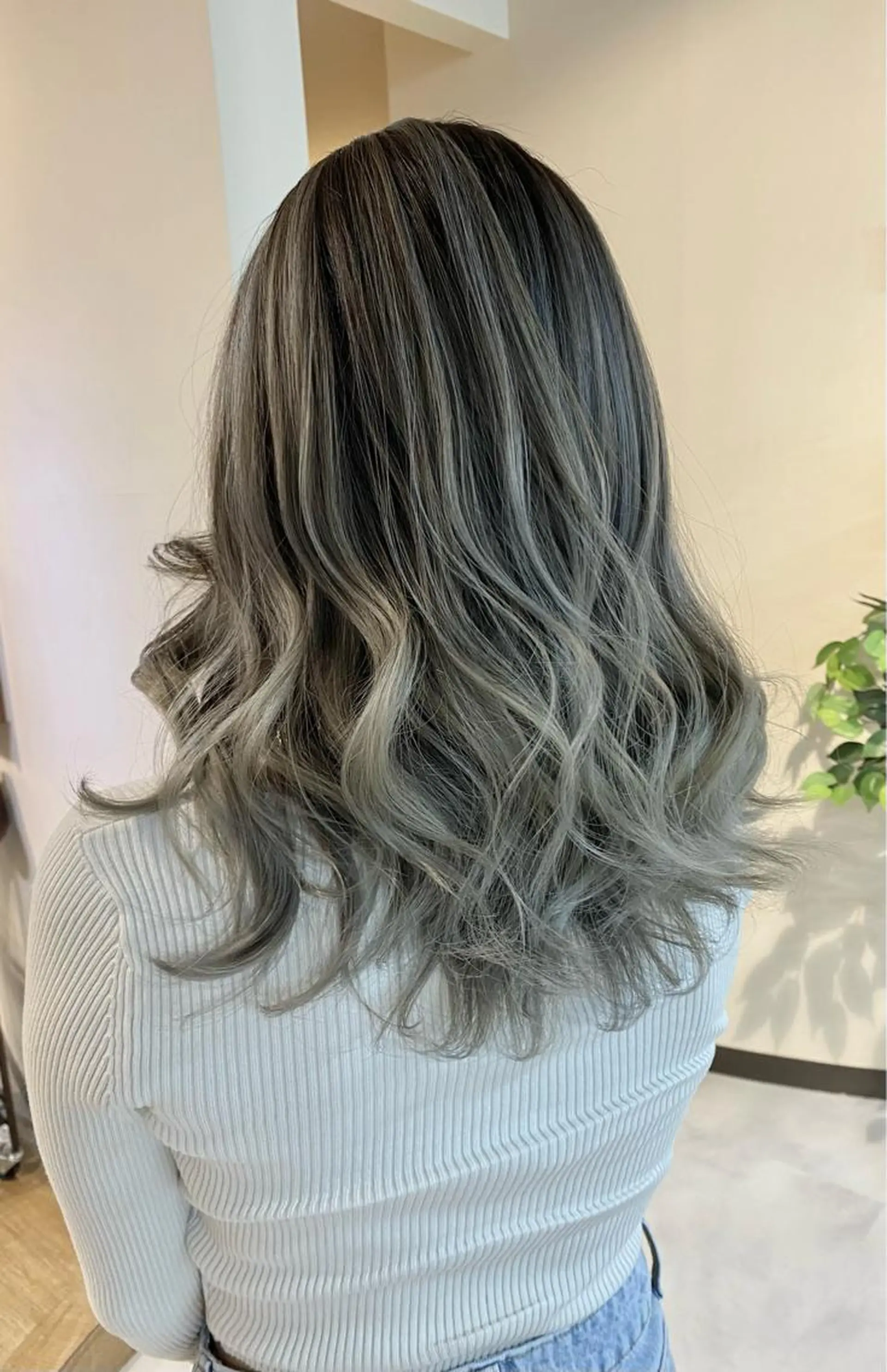 セミロング カラー バレイヤージュ レイヤーカット 白髪ぼかし バレイヤージュ志鎌のヘアスタイル