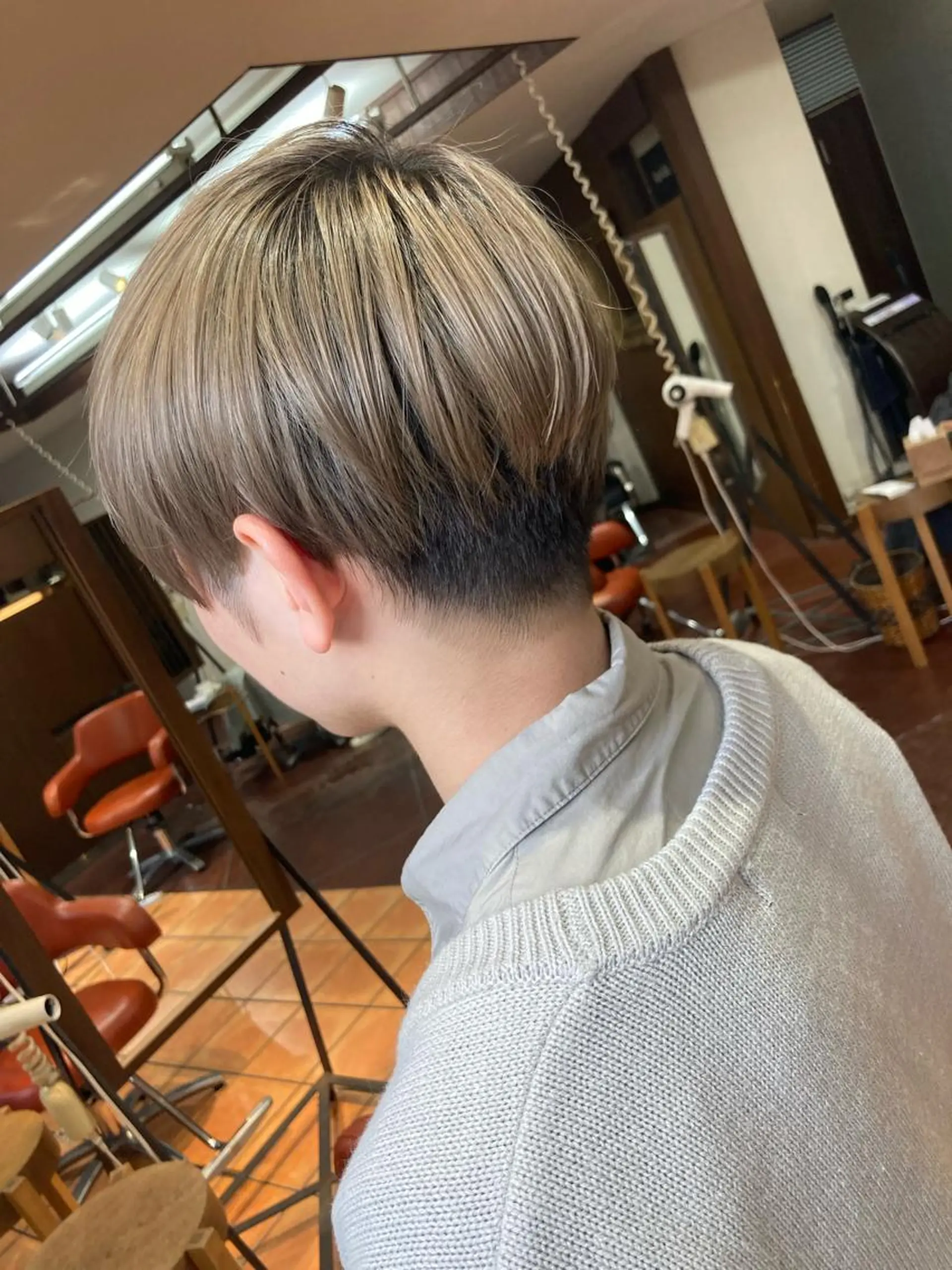 ショート カラー メンズ メンズブリーチ マッシュ ブリーチ グレージュ ショートヘア カット ヘアカラー トリートメント ダアッカ所属・高木 陽平のヘアスタイル