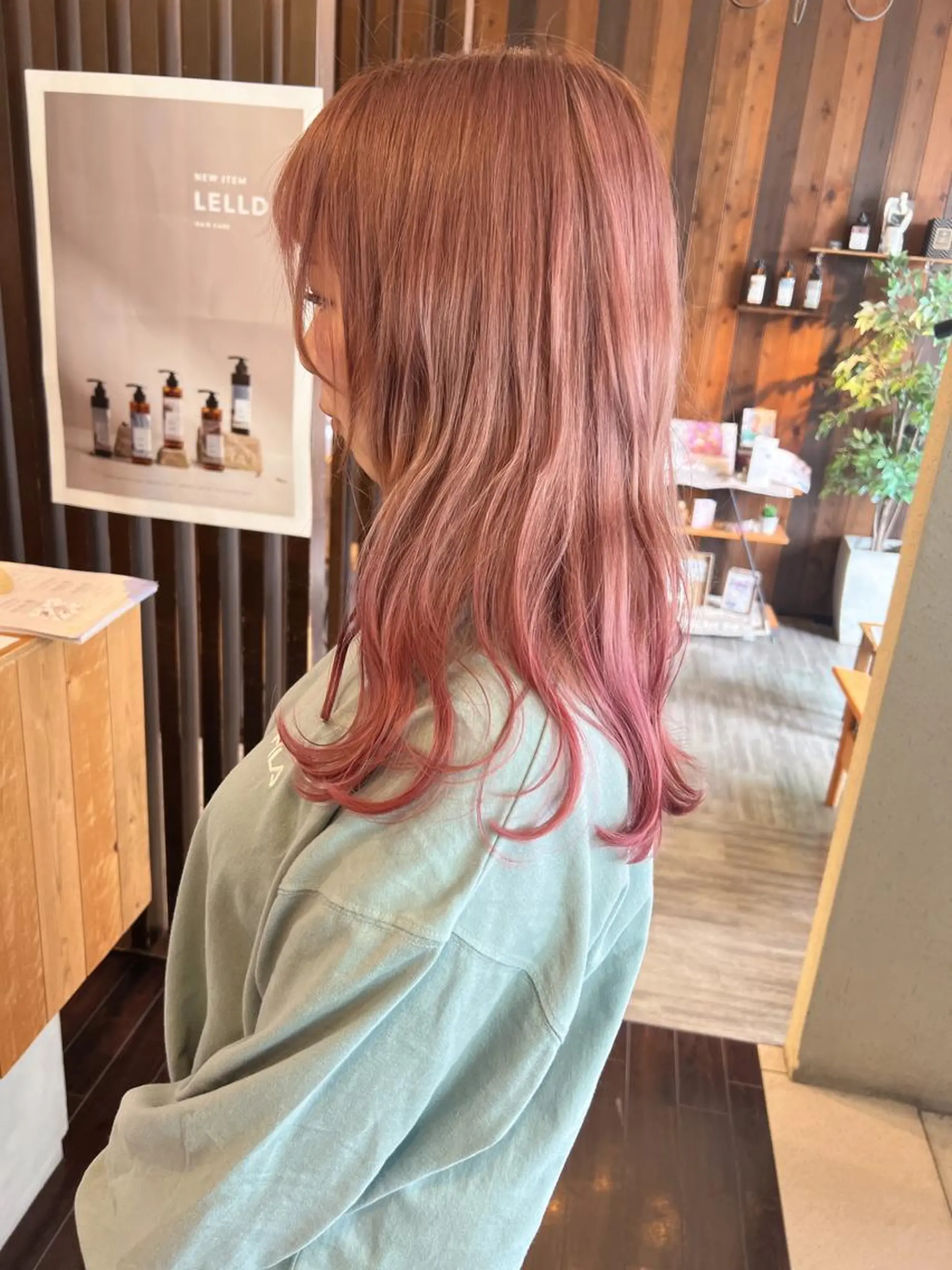 セミロング カラー グラデーションカラー ピンクカラー ヘアカラー 具志 正太のヘアスタイル