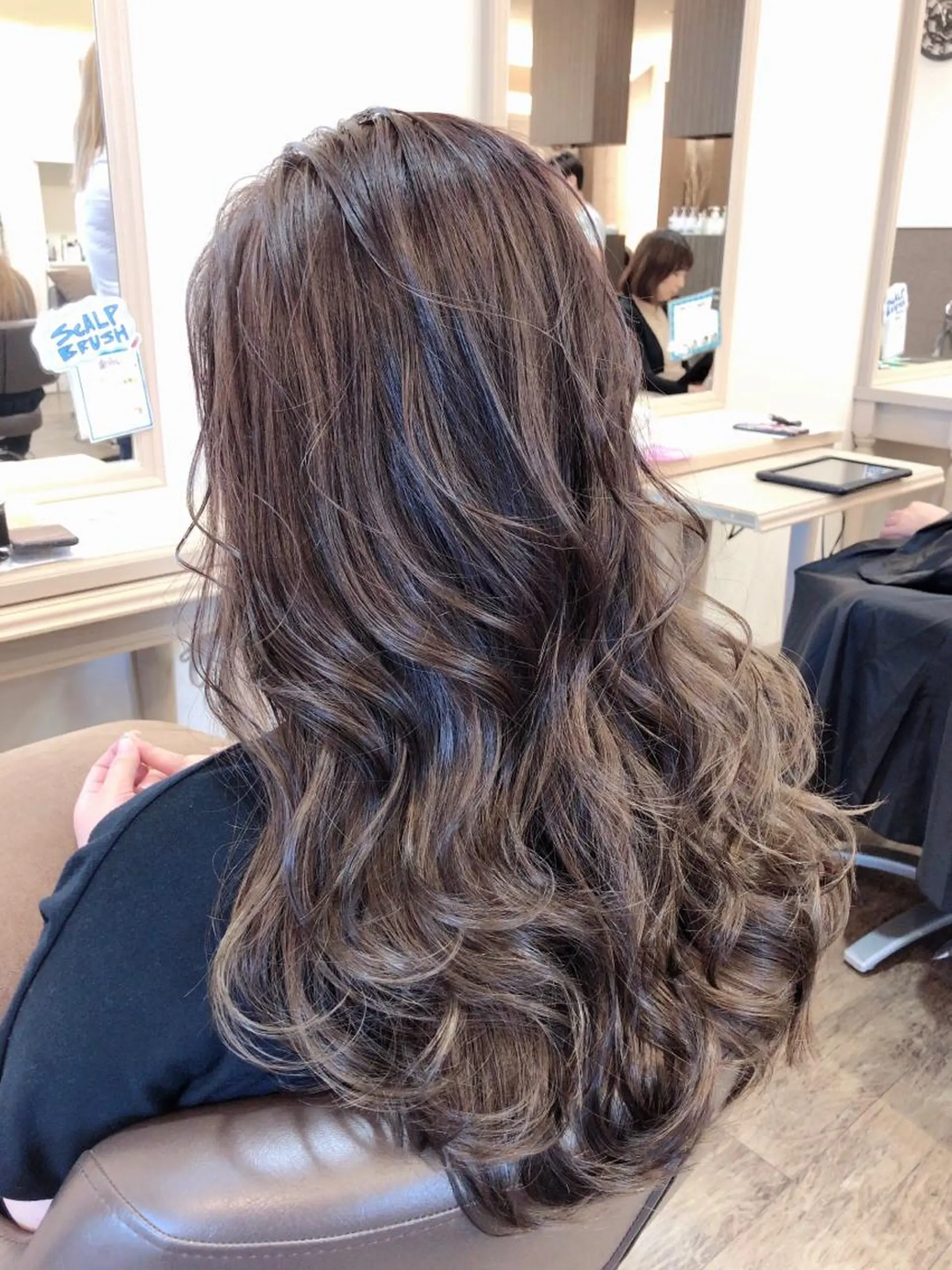 セミロング カラー バレイヤージュ レイヤーカット 尚平 40代からの 髪質改善専門のその他イメージ