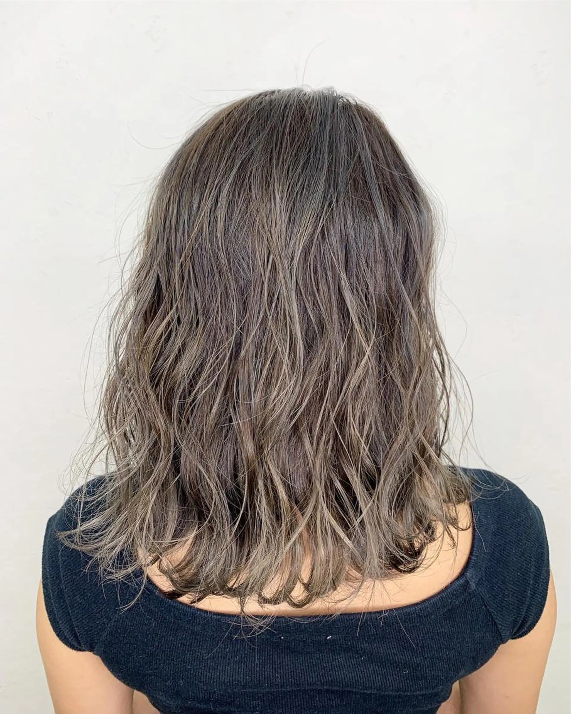 ミディアム カラー グラデーションカラー グレージュ ハイライトカラー ハイライト ブリーチ特化 / share 元太のヘアスタイル