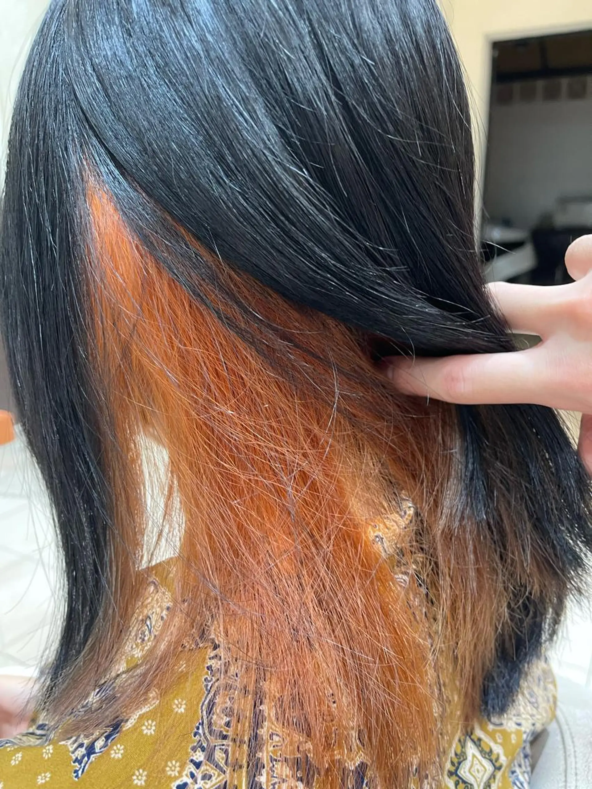 セミロング カラー 黒髪 ブルーカラー ブルーブラック オレンジ カネヒラ リョウスケのヘアスタイル