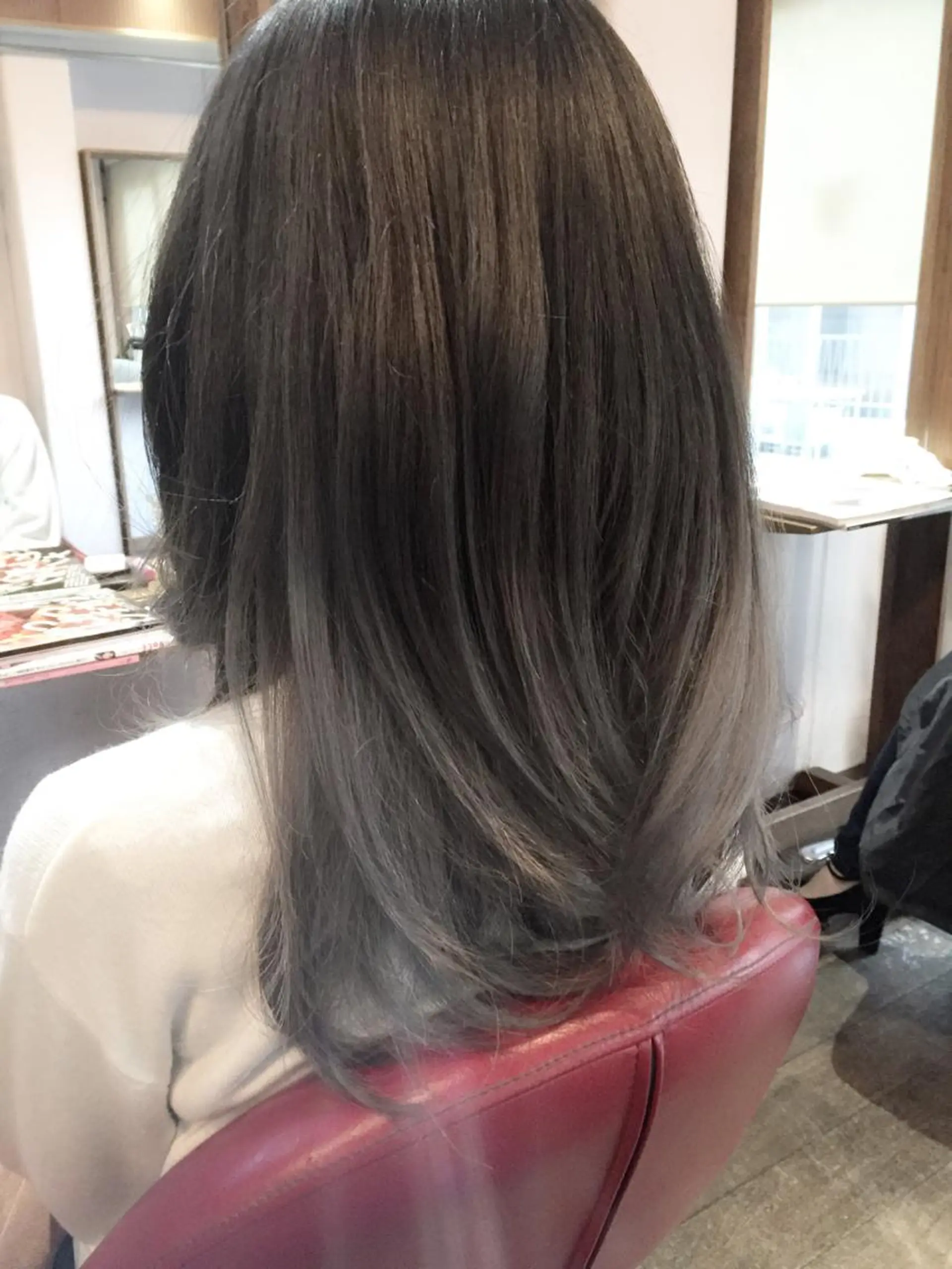 ミディアム セミロング ロング カラー アッシュ アッシュグレー アッシュグレージュ グラデーションカラー グレージュ 原宿サロン代表 デザインカラー伊藤卓のヘアスタイル