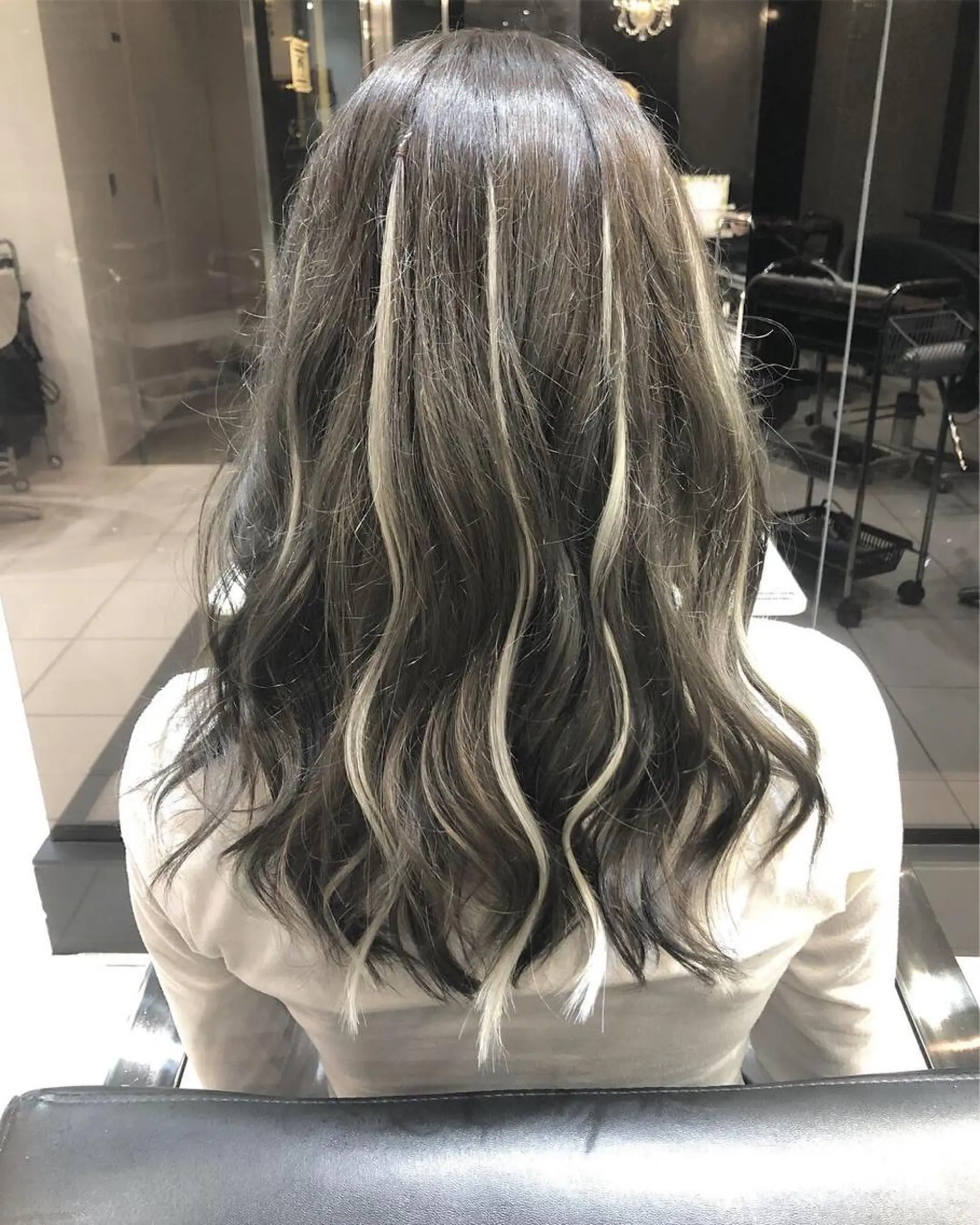 セミロング カラー グレージュ ハイライトカラー ハイライト 女性リピ90%🍨 🩷佐藤みずきのヘアスタイル