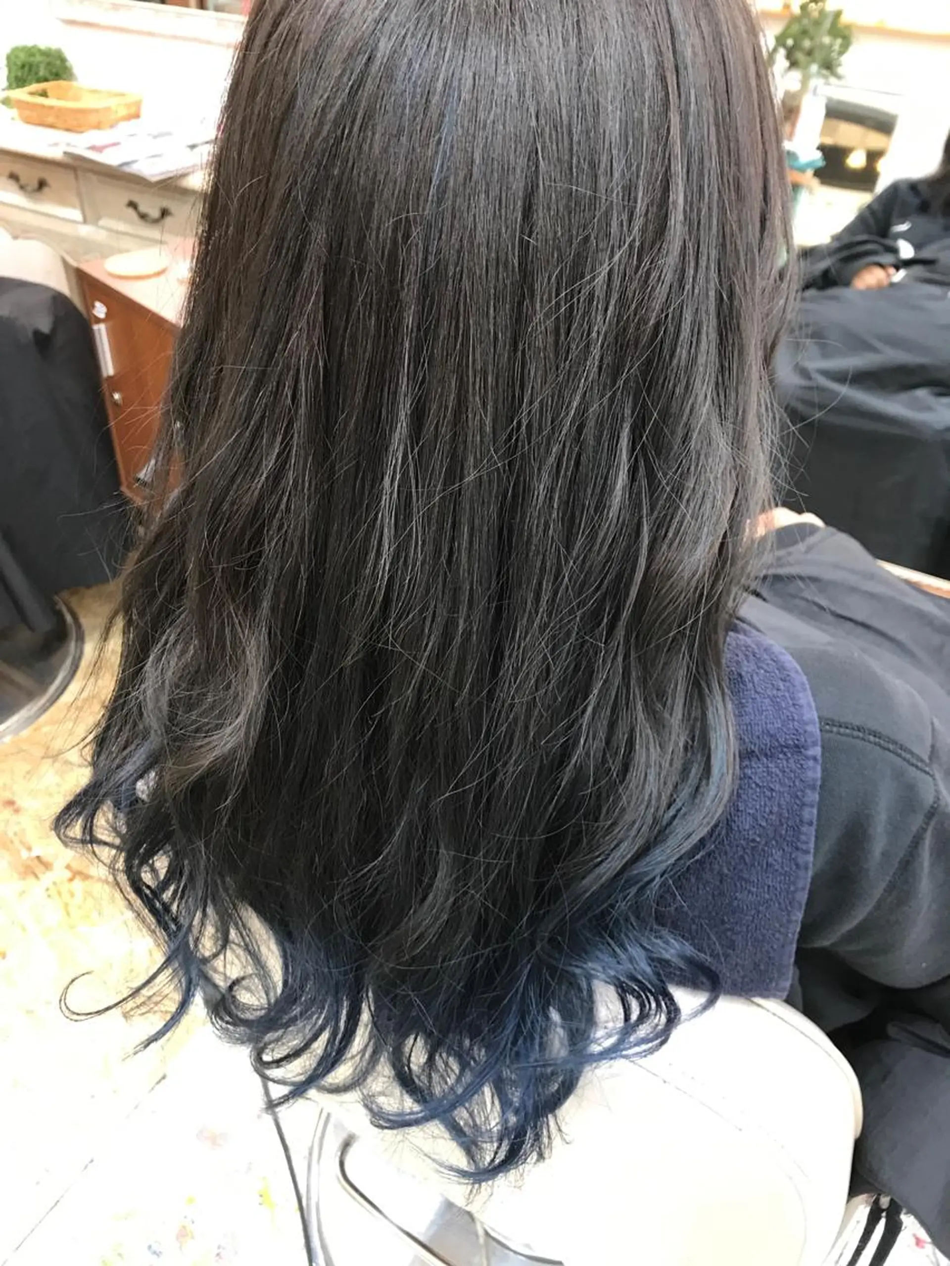 セミロング カラー ブルーカラー グラデーションカラー ハイライトカラー ハイライト 平尾 拓也のヘアスタイル