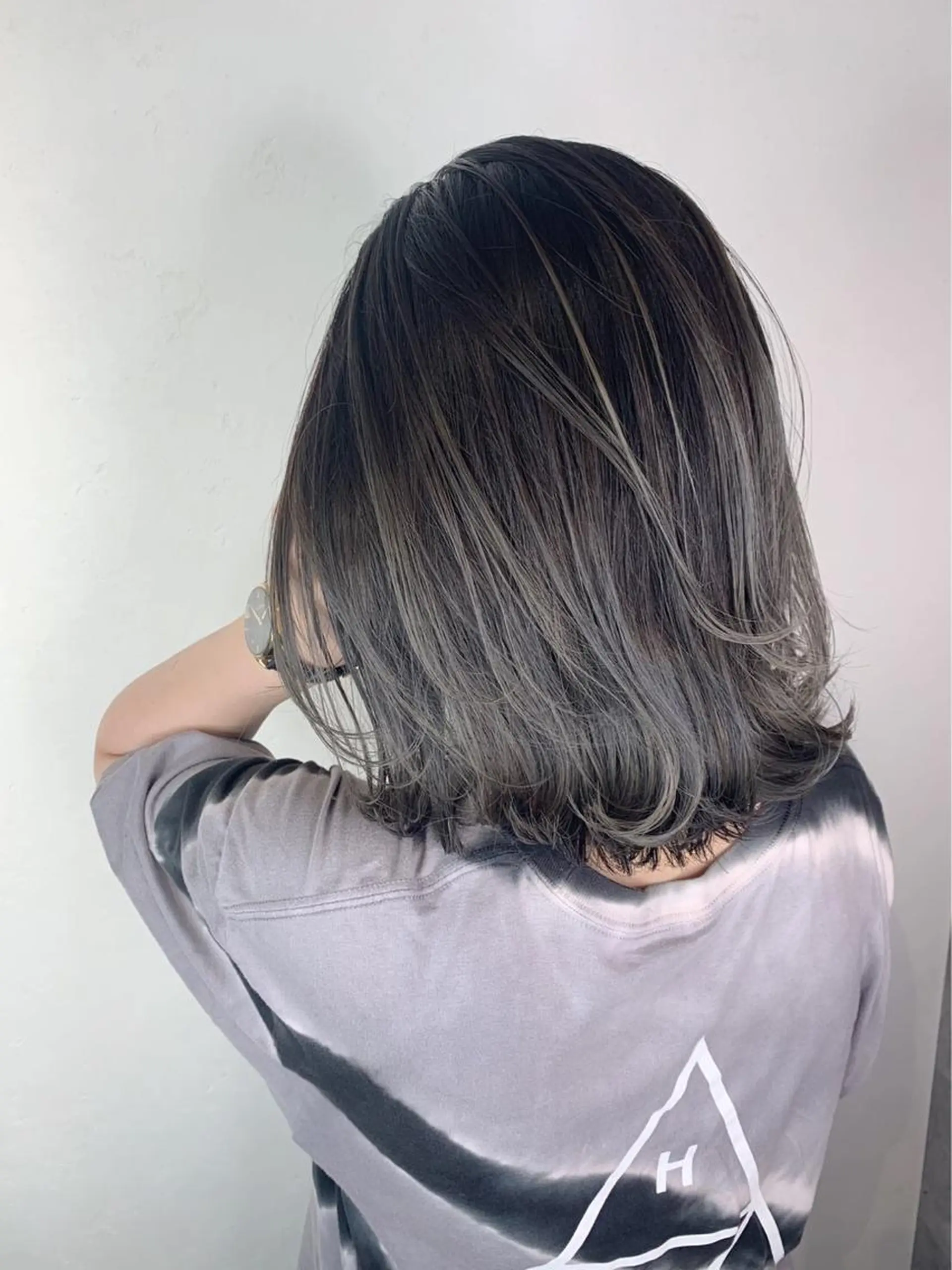 ミディアム カラー バレイヤージュ シルバー レイヤーカット FUKUNAGA YUのヘアスタイル