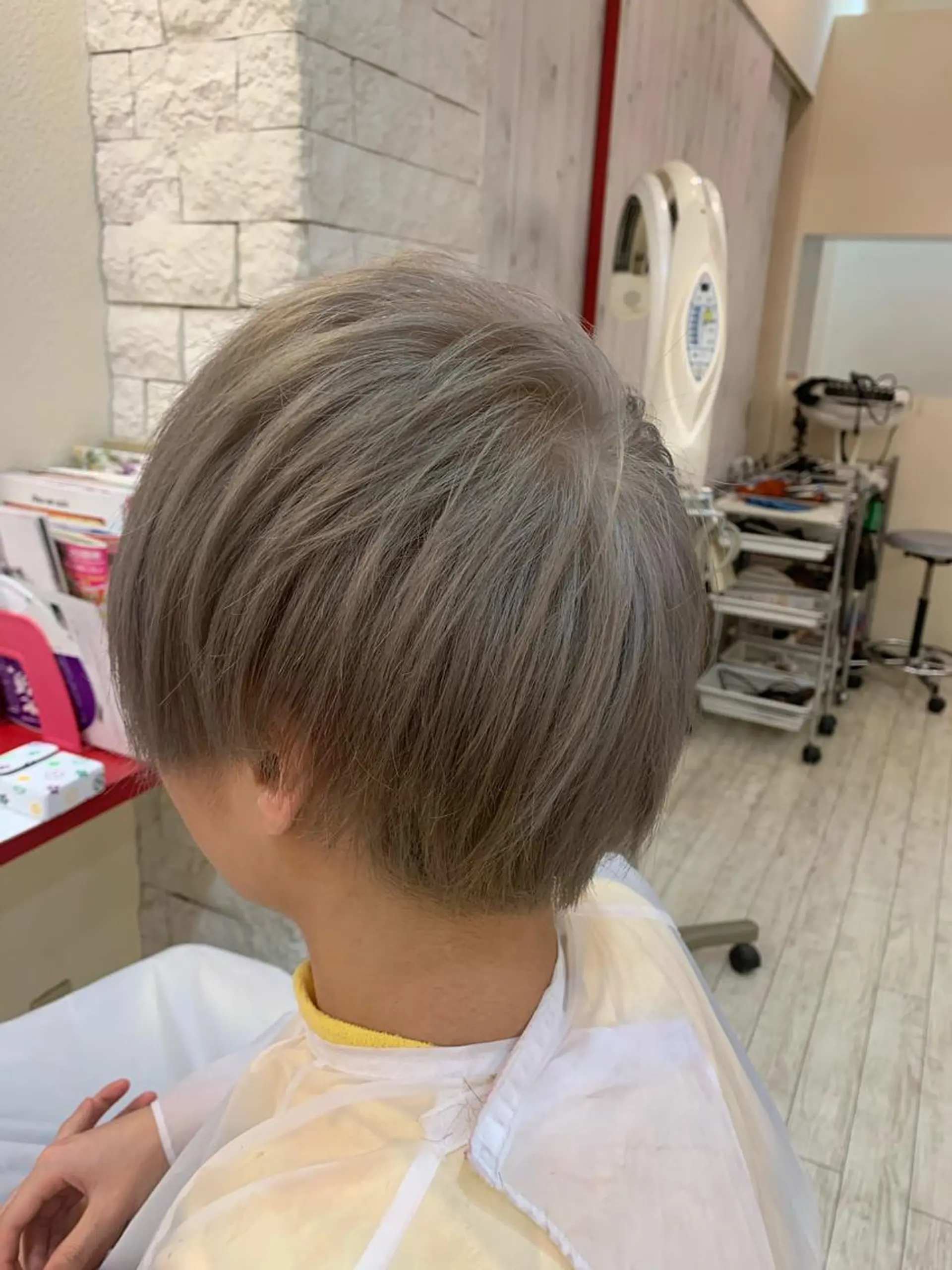 ショート カラー メンズ 今村公介 ブリーチ特化、派手髪のヘアスタイル