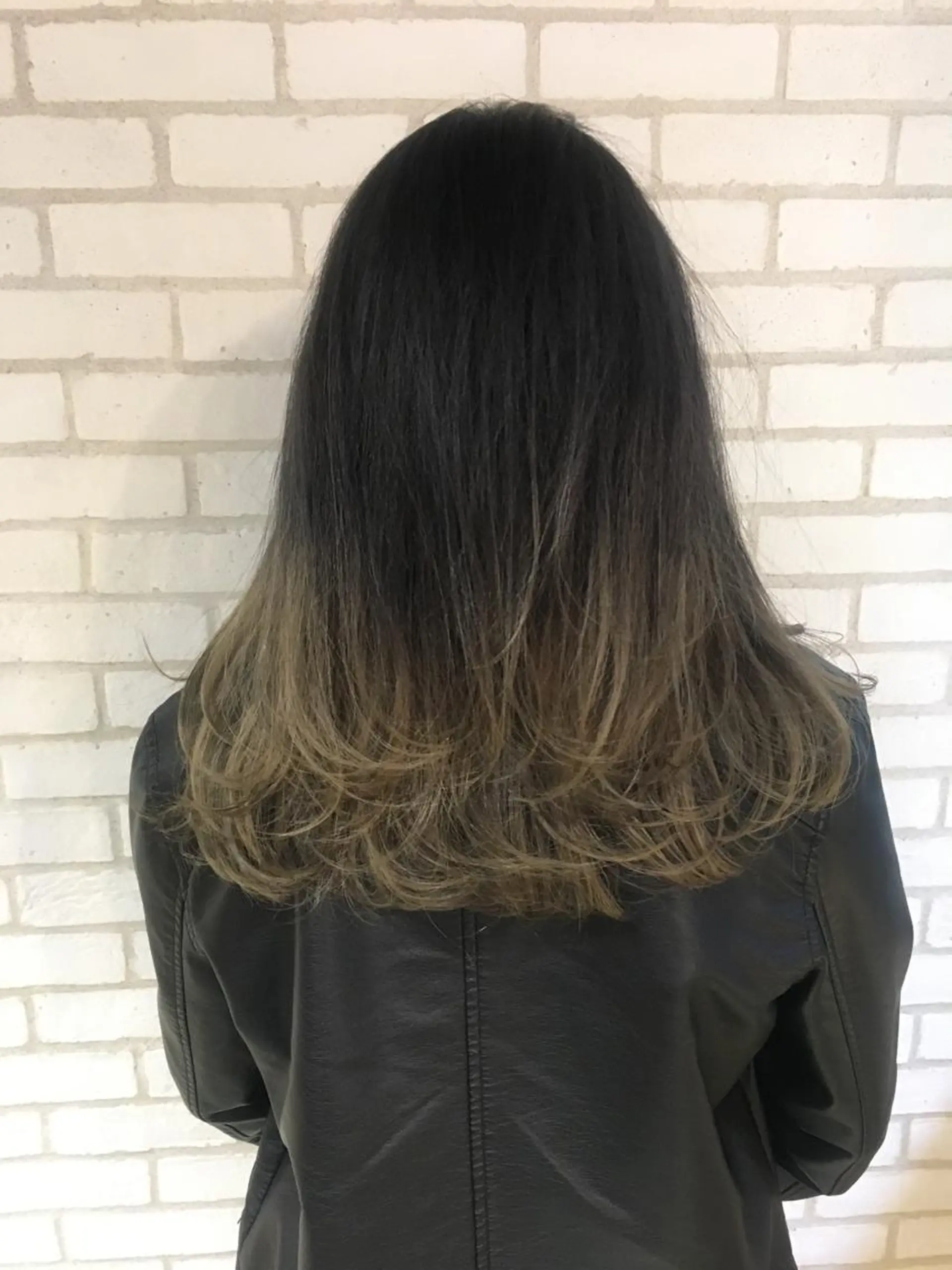 セミロング カラー グラデーションカラー 佐藤 高徳のヘアスタイル