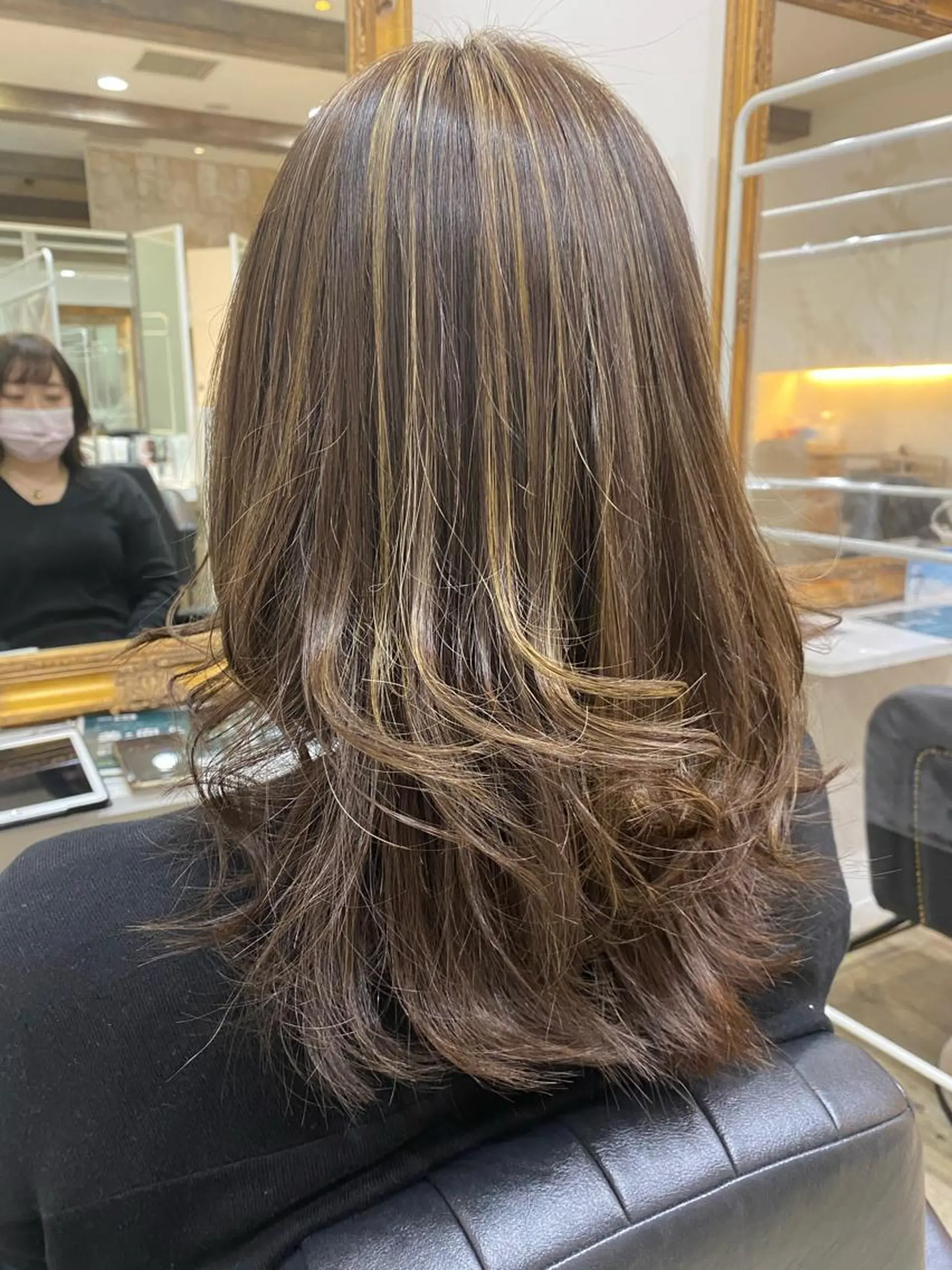 セミロング カラー Ashanti 磯崎のヘアスタイル