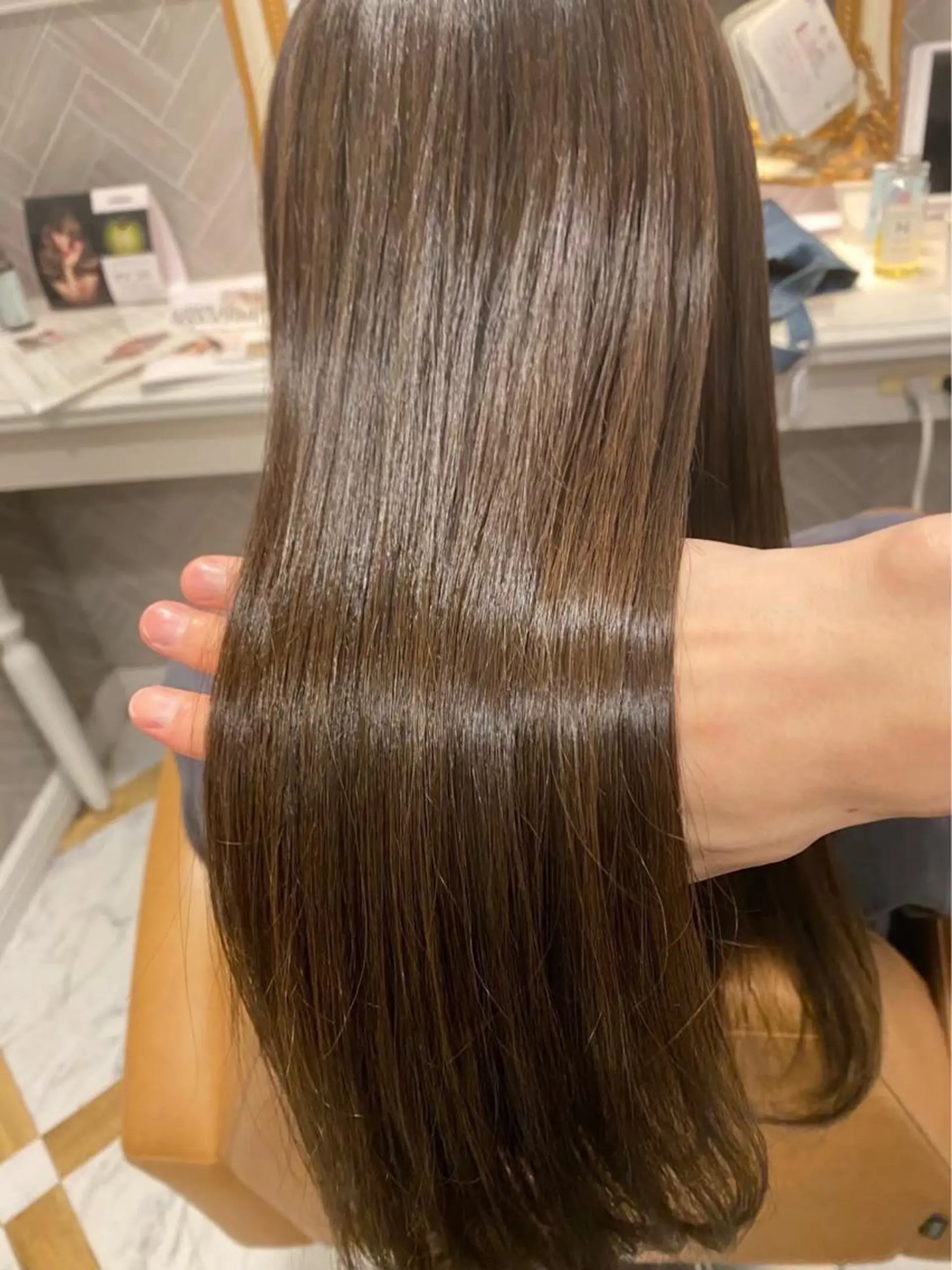 ミディアム カット ヘアカラー 縮毛矯正 トリートメント レイヤーカット /透明感カラー西田のヘアスタイル