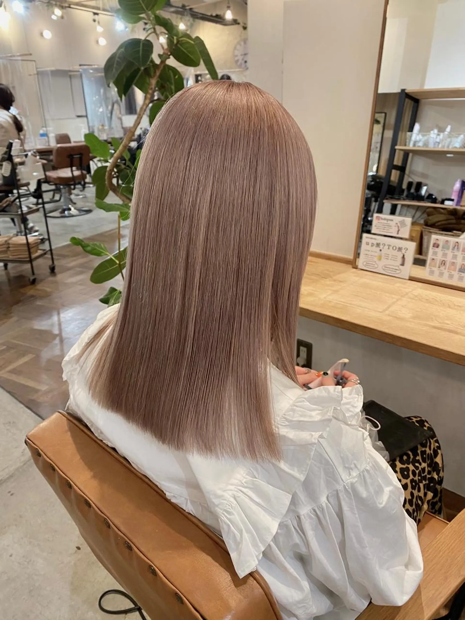 ミディアム カラー モモコ/ブリーチ/ ミルクティカラーのヘアスタイル