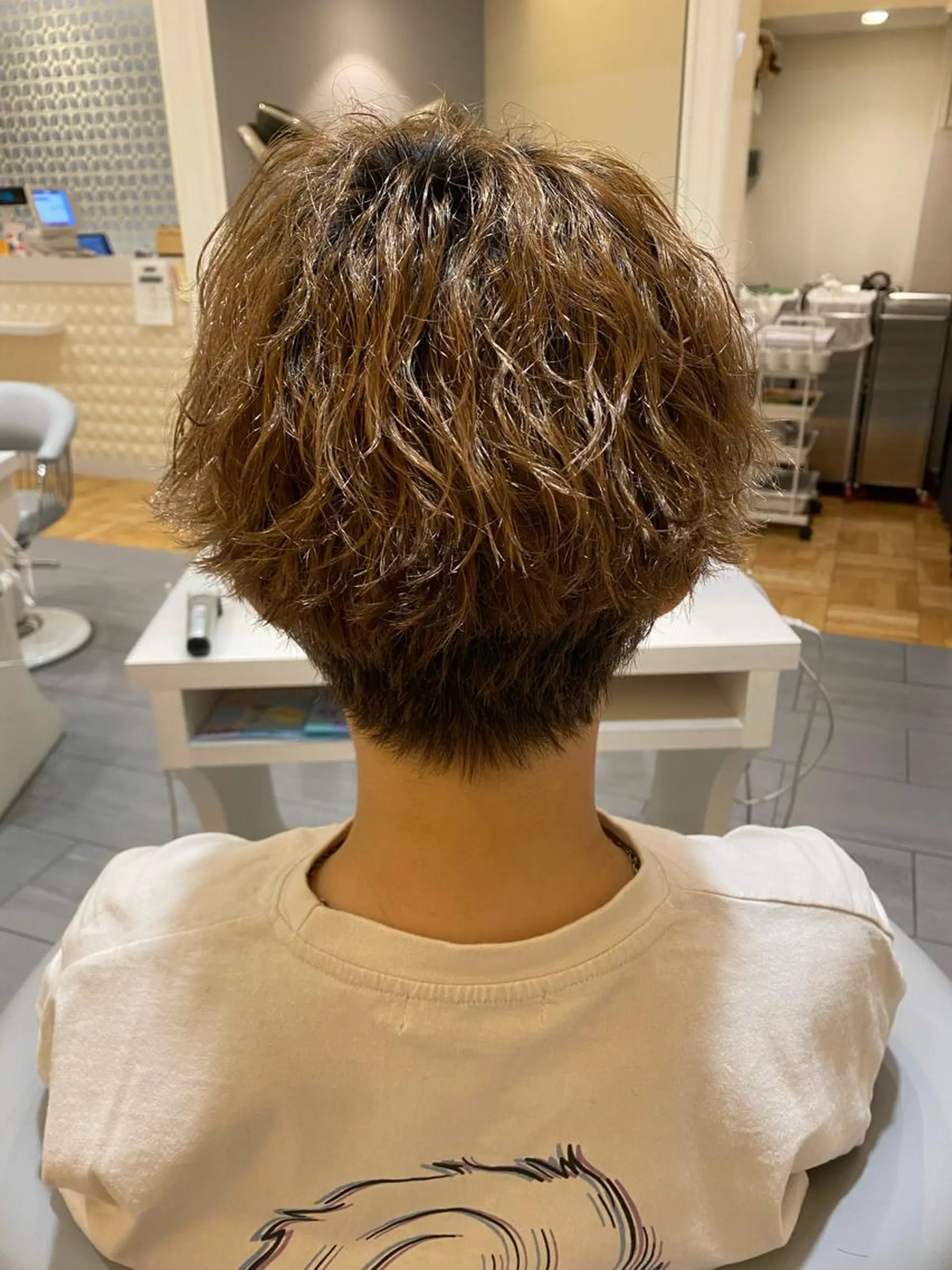 メンズ 刈り上げ コテ巻きパーマ 阪上 沙織のヘアスタイル