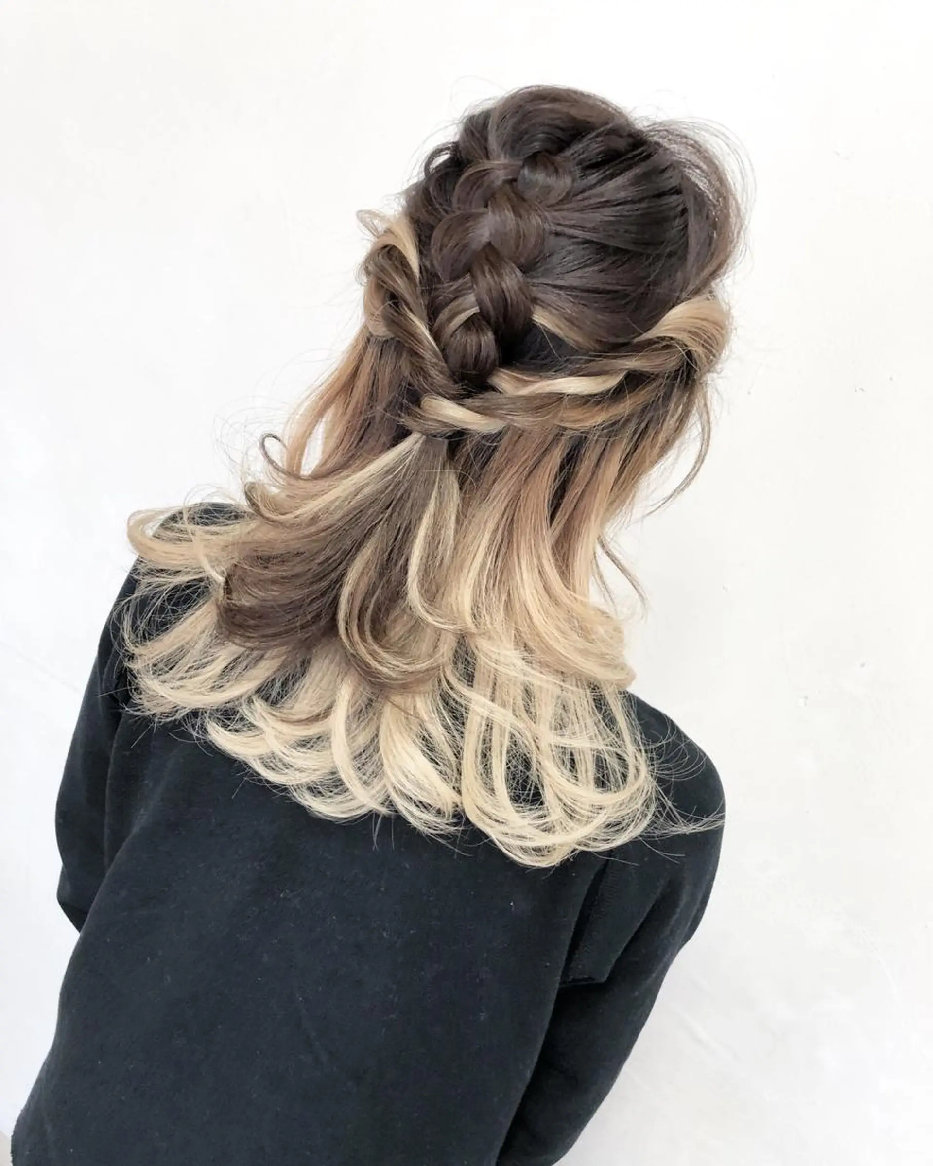 セミロング カラー ヘアアレンジ ハーフアップ インナーカラー 三つ編み GLAD 萩原のヘアスタイル